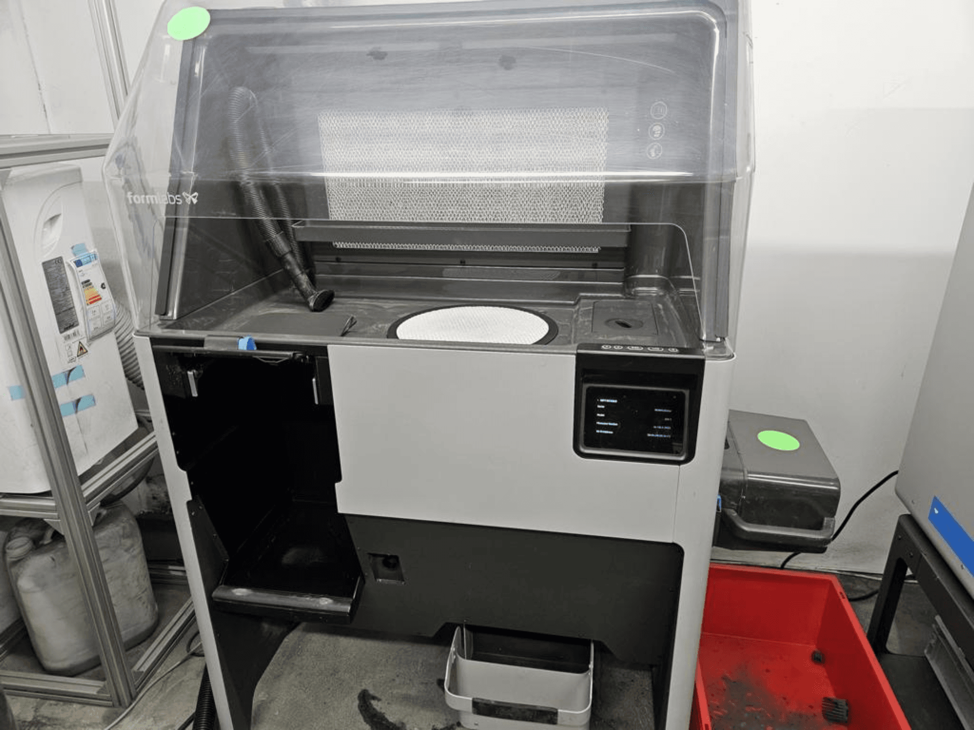 FORMLABS Fuse 1 + 30W 3D-printer voor kunststof, vooraanzicht met touchscreenbediening en uitneembare lade.