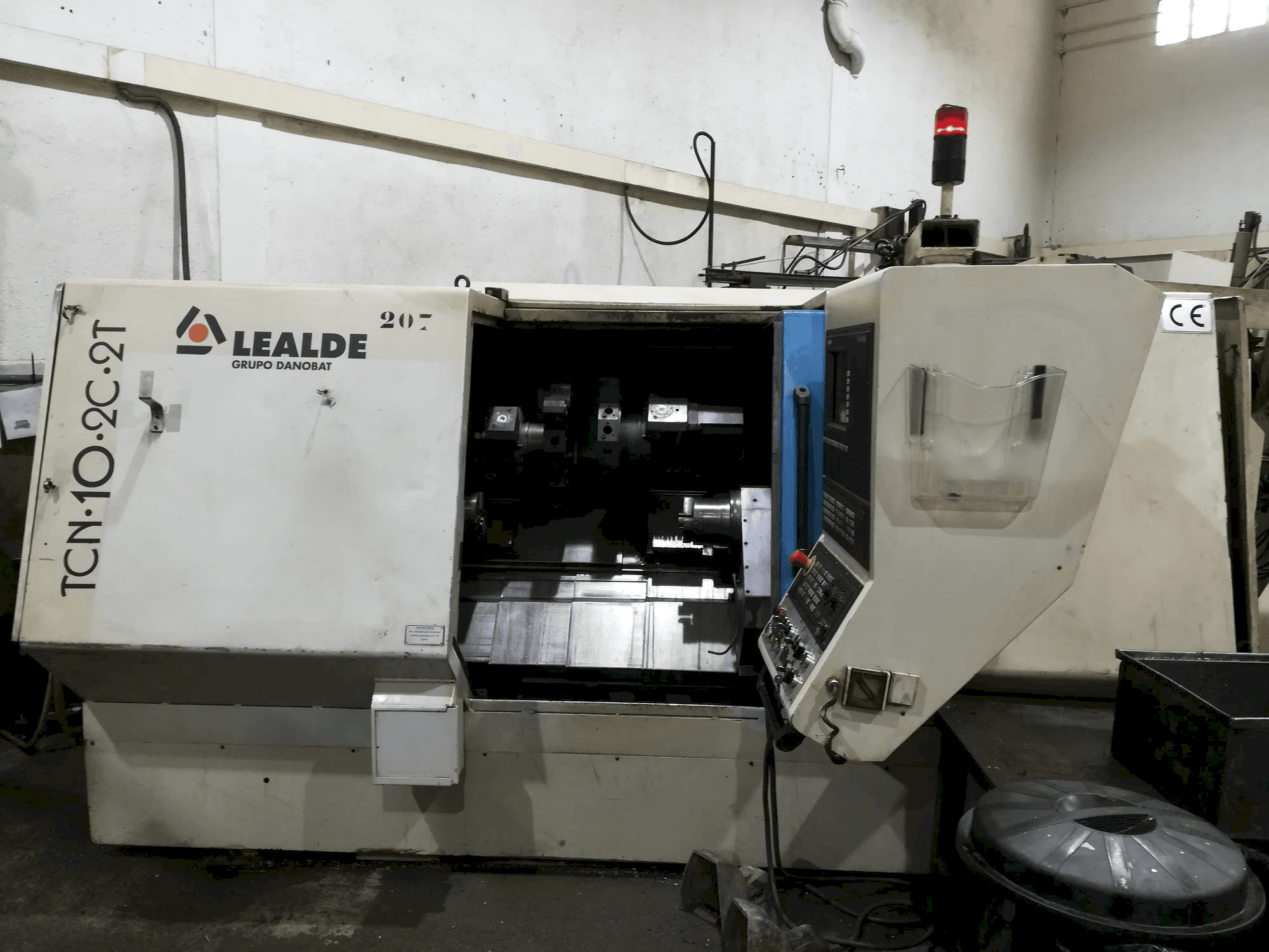 Vooraanzicht van Lealde TCN 10 2C 2T machine