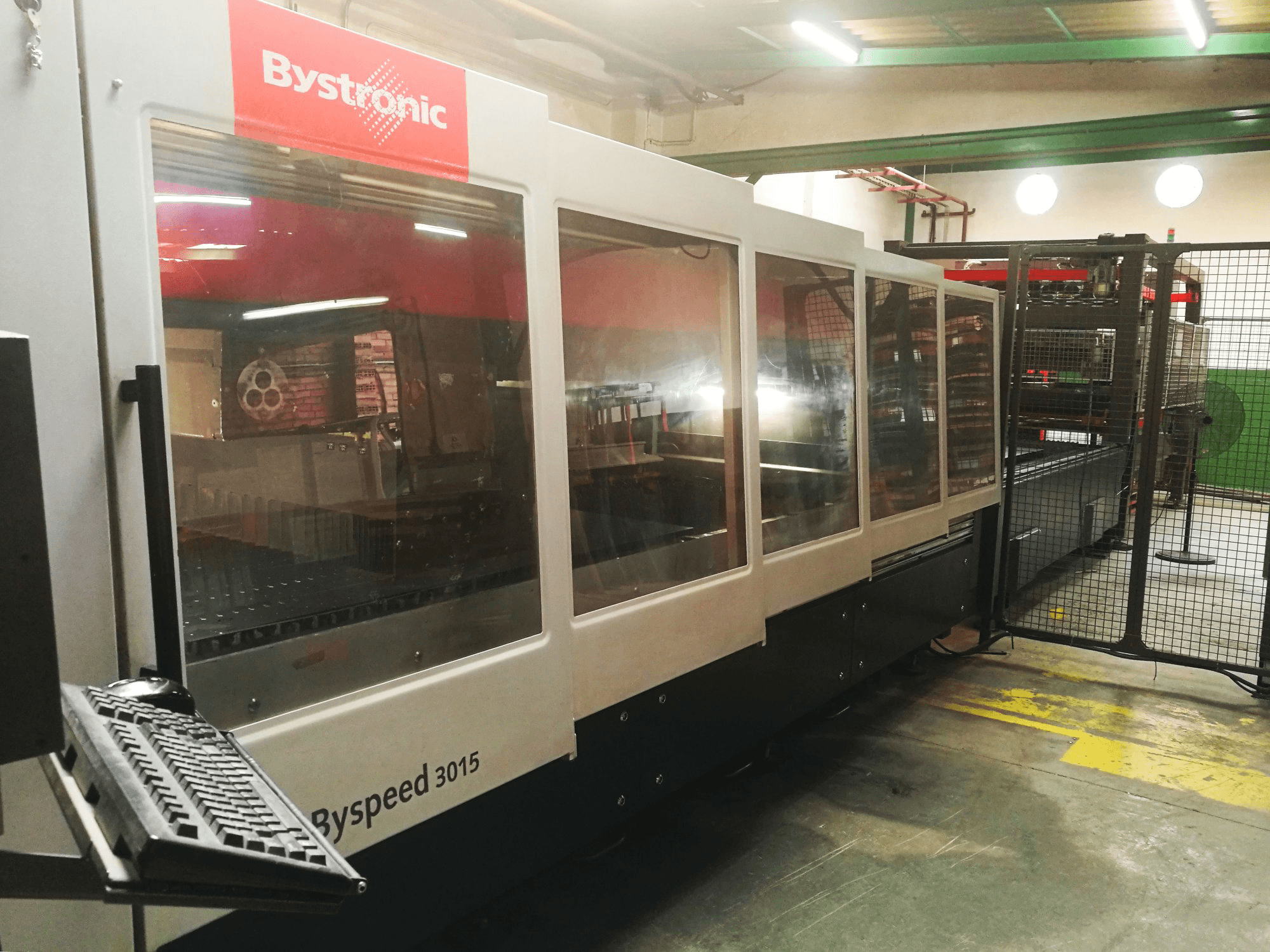 Zijaanzicht van Bystronic Byspeed 3015 machine