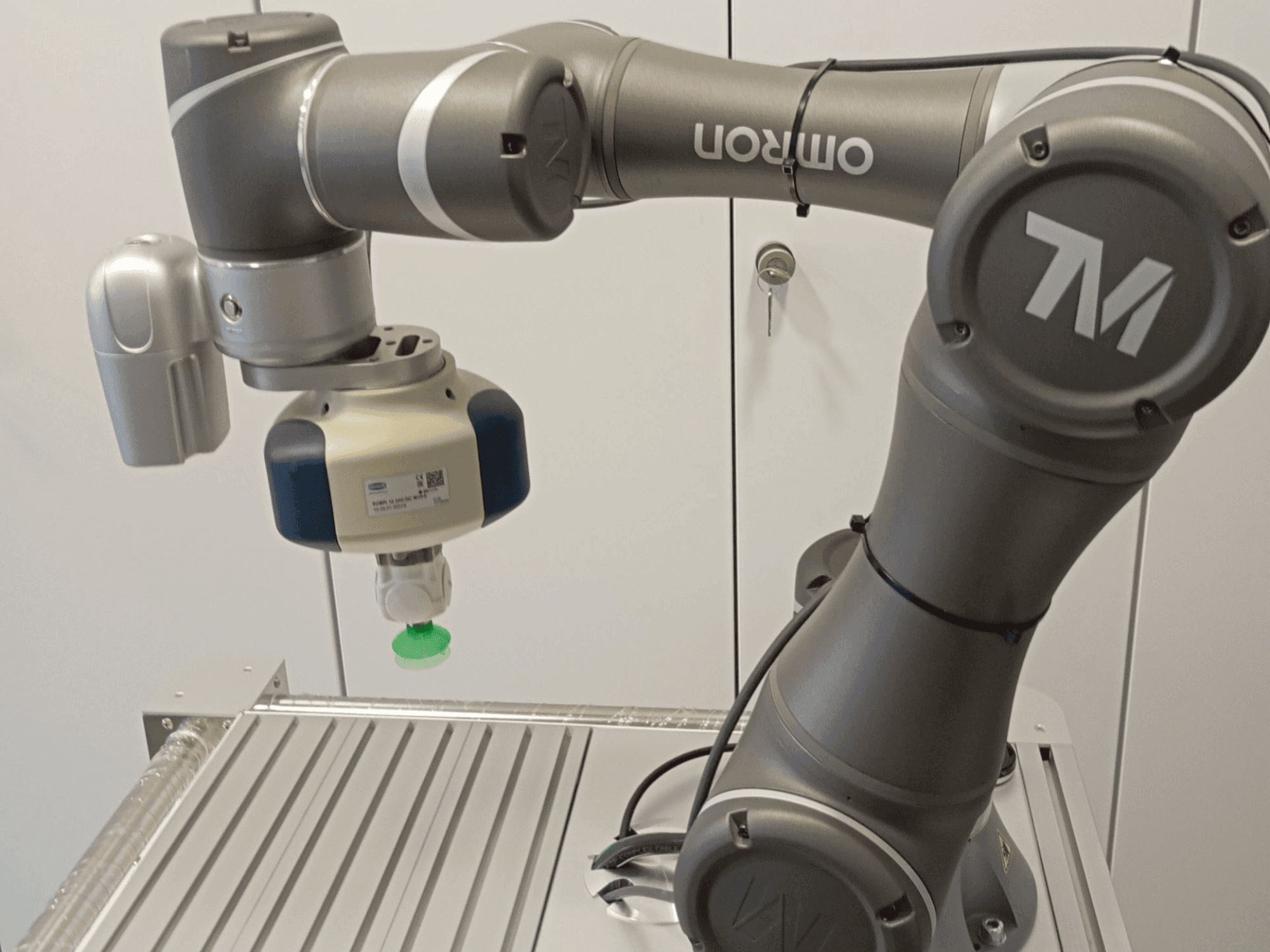 Vooraanzicht van OMRON TM5-700 machine