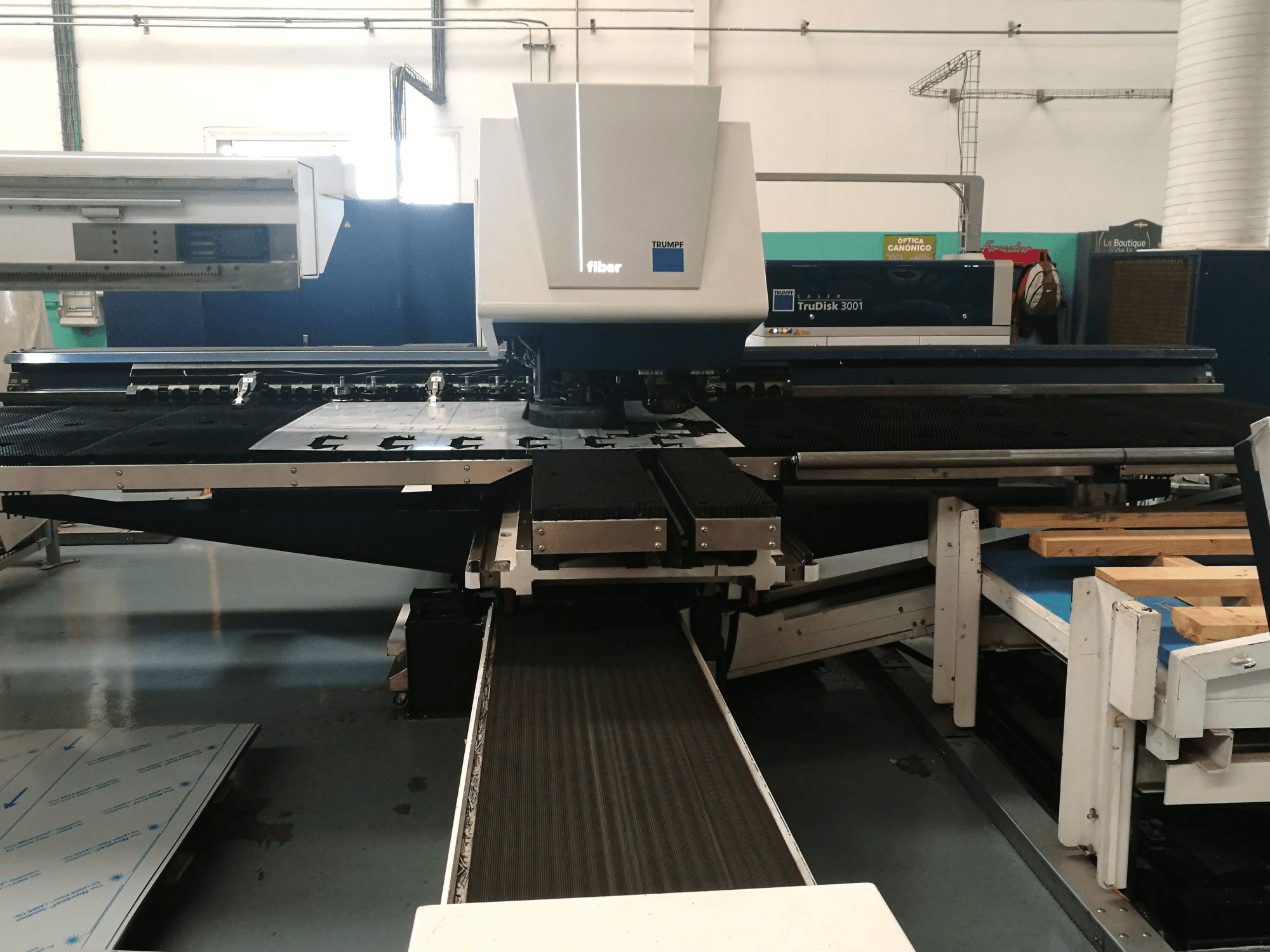 Vooraanzicht van Trumpf TruMatic 3000 fiber (K04) machine