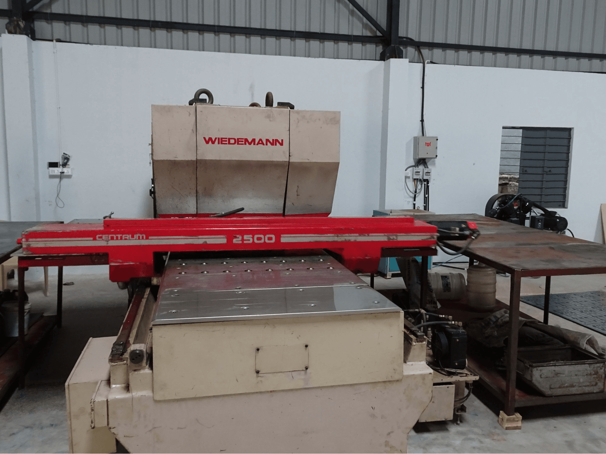 Vooraanzicht van Murata Wiedemann Centrum 2500 machine