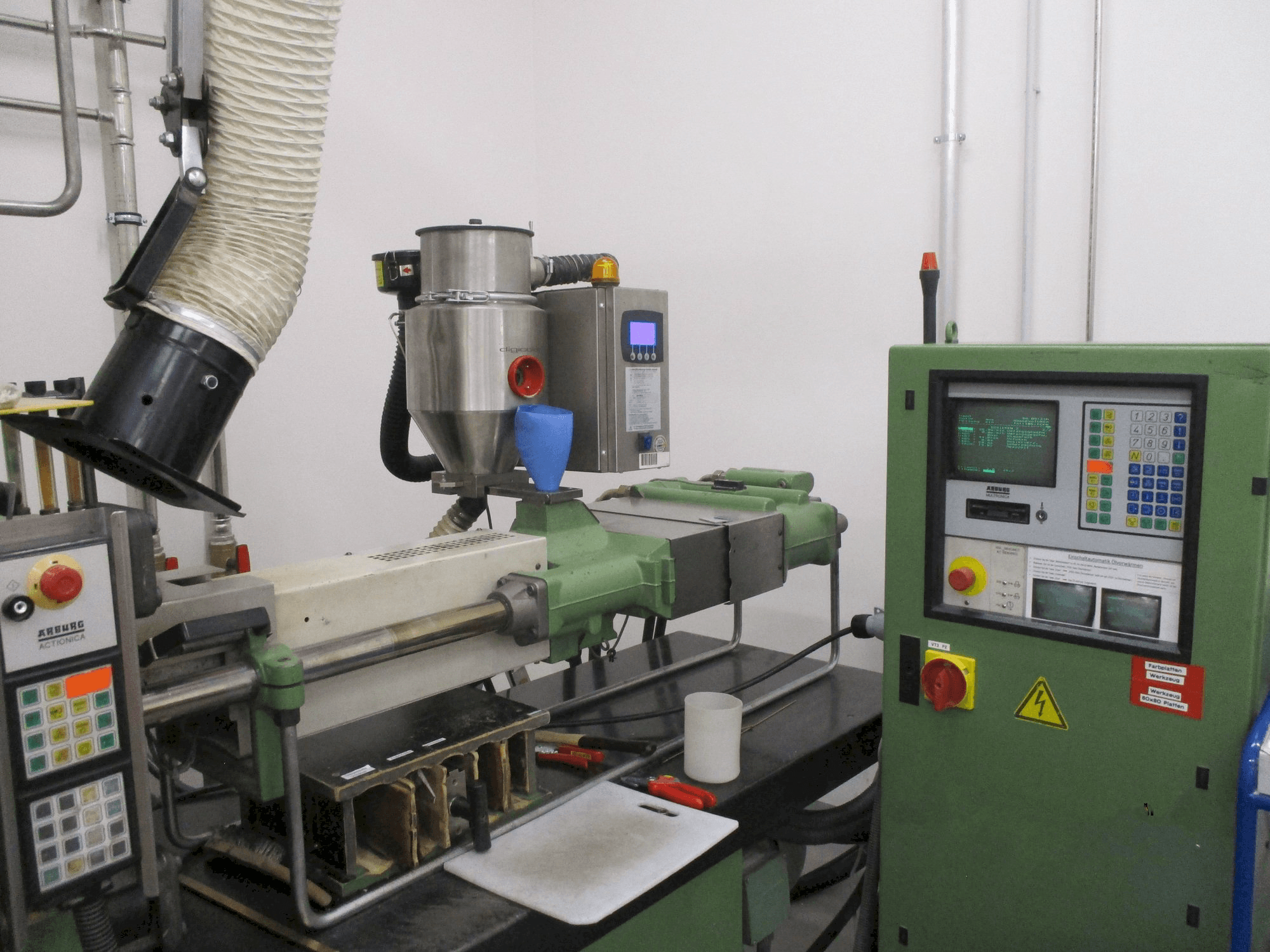 Vooraanzicht van Arburg Allrounder 320 M 750 - 90/90 2K machine