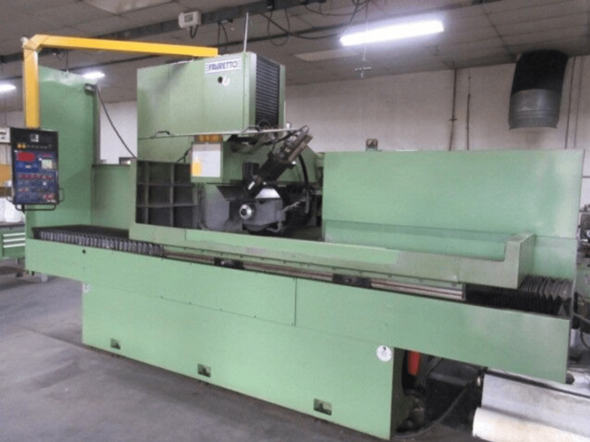 Groene industriële freesmachine van Brandt, zijaanzicht, met digitaal bedieningspaneel en roterend blad voor precisiefrezen.