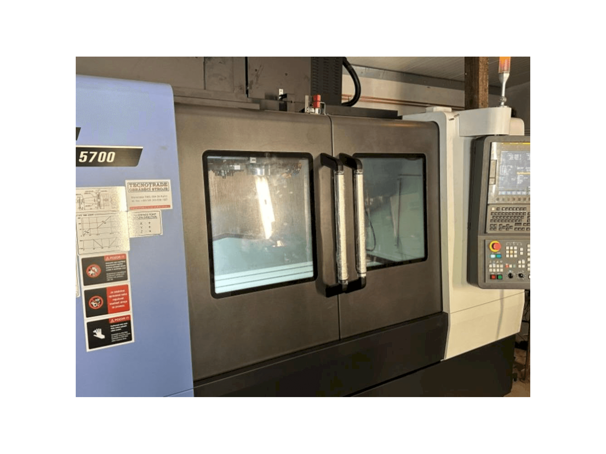 Vooraanzicht van DOOSAN DNM 5700 machine