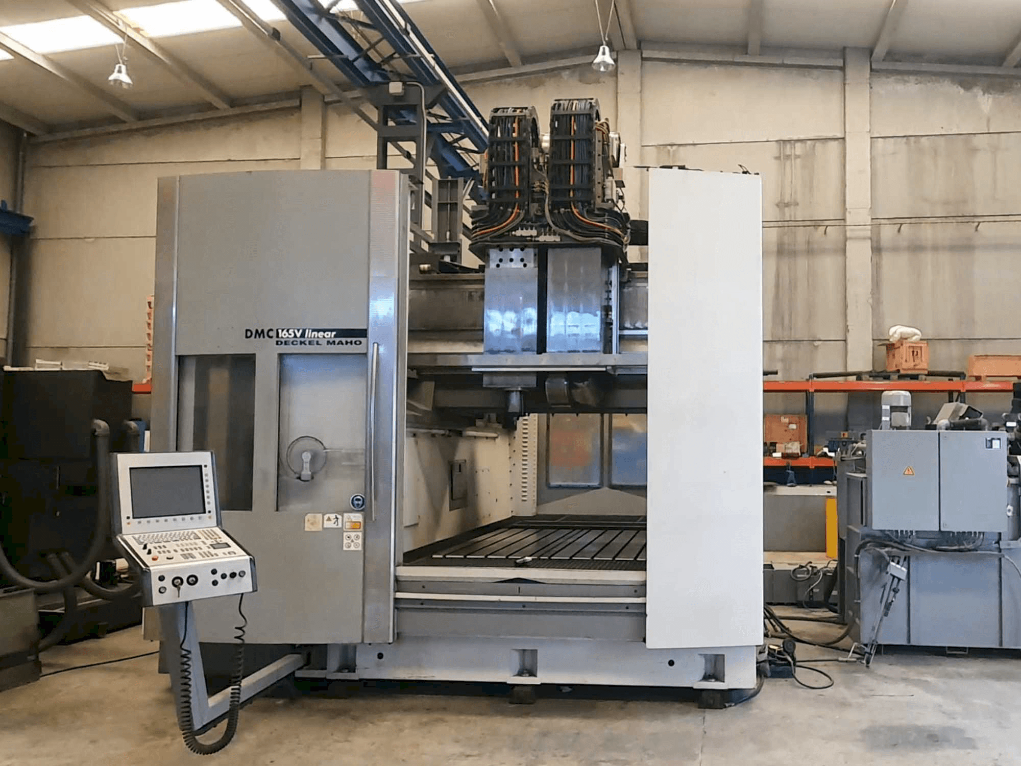 Vooraanzicht van DECKEL MAHO DMC 165V Linear machine