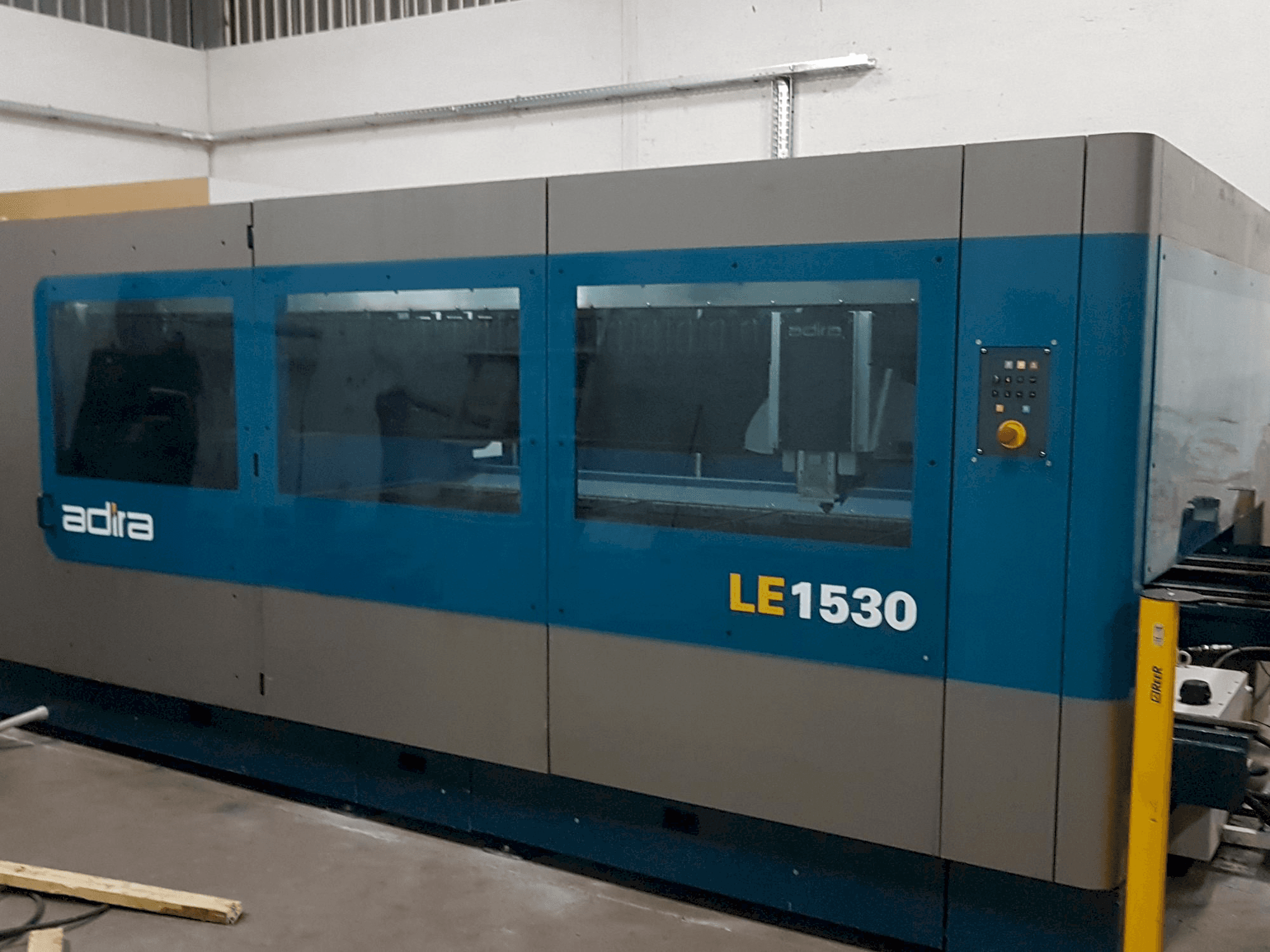 Vooraanzicht van ADIRA Le1530 machine