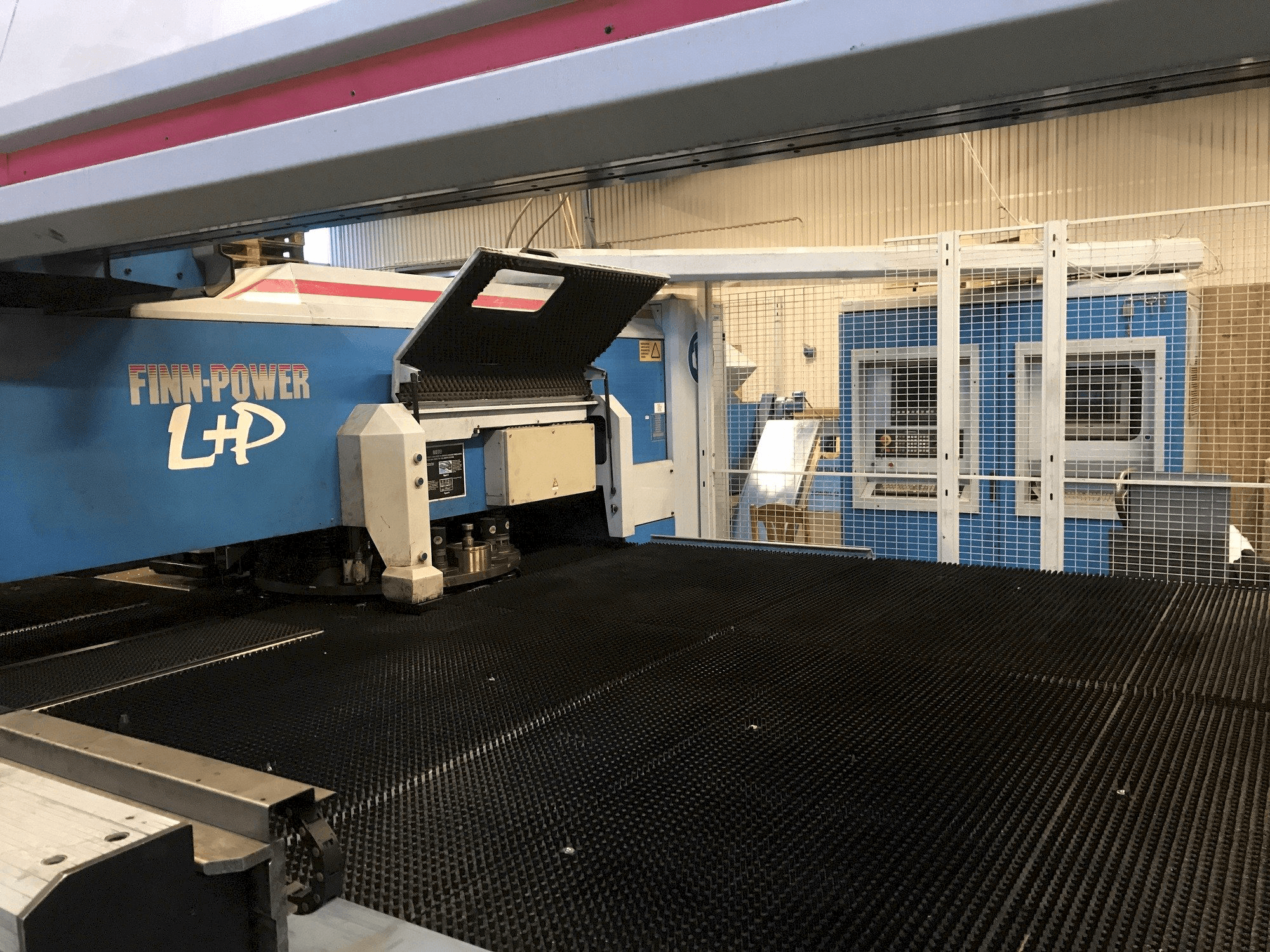 Vooraanzicht van Finn-Power LP6 machine