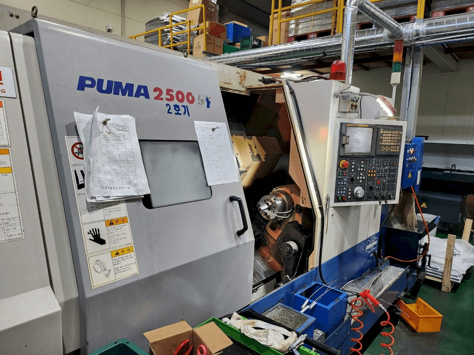 Vooraanzicht van DOOSAN PUMA 2500SY machine