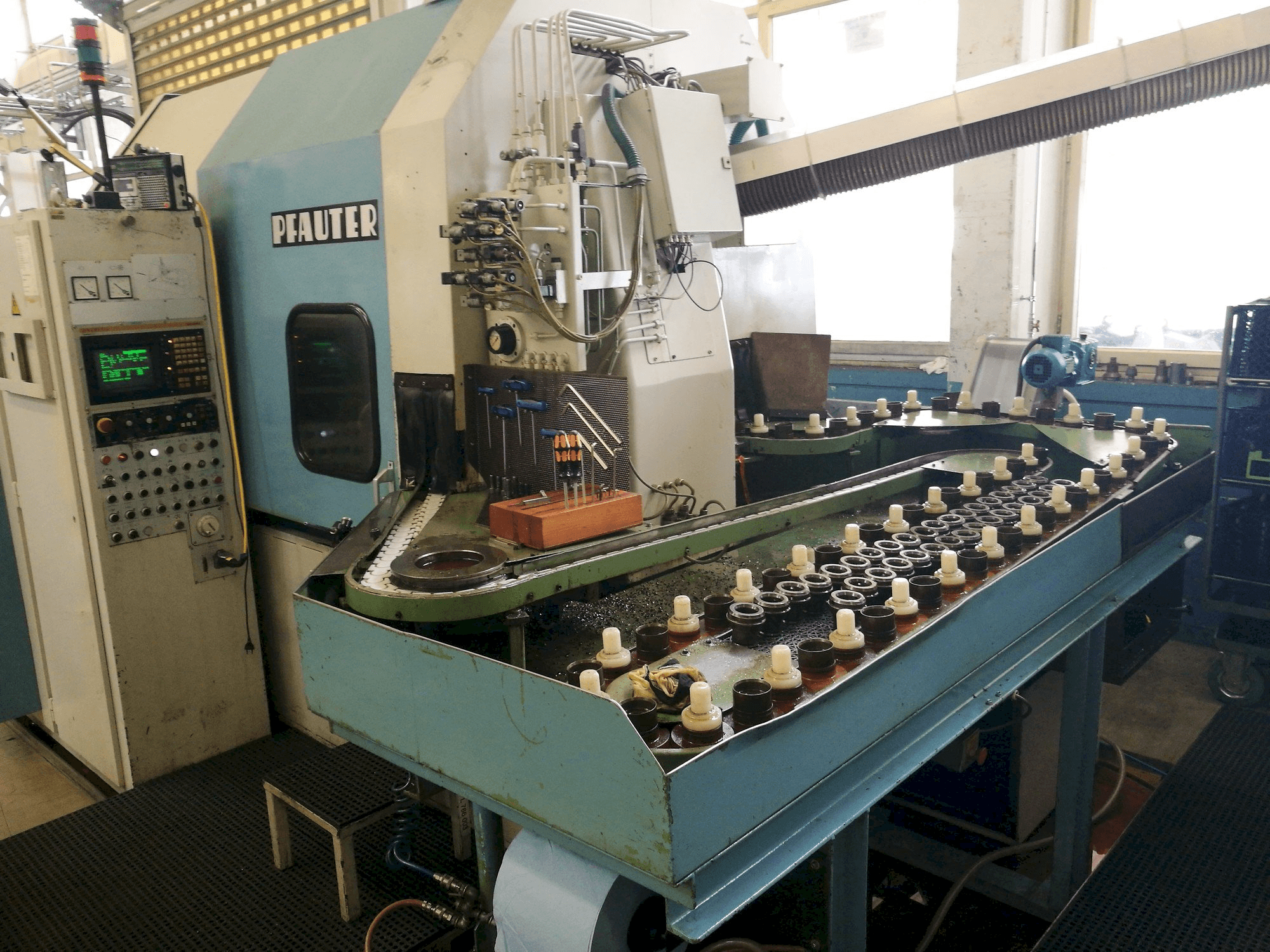 Vooraanzicht van Pfauter PA 320 NC machine