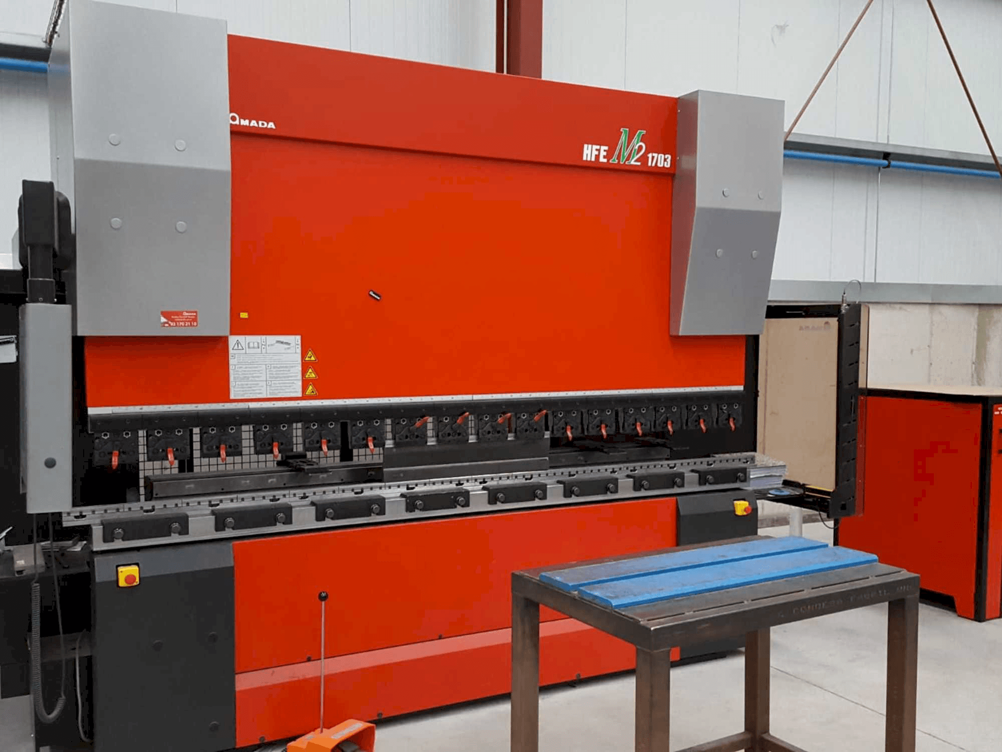 Vooraanzicht van AMADA HFE M2-EVO 1703 machine