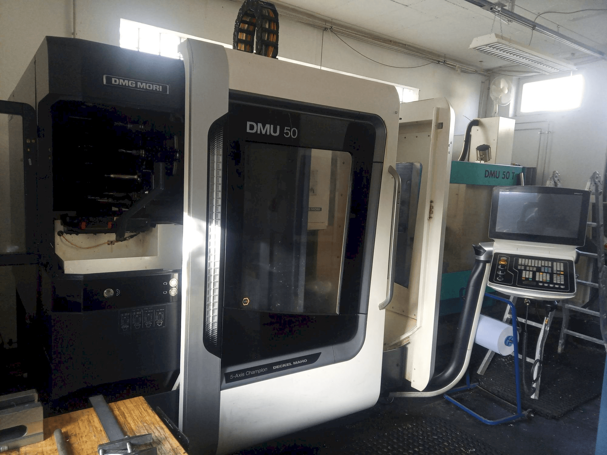 Vooraanzicht van DMG MORI DMU 50 machine