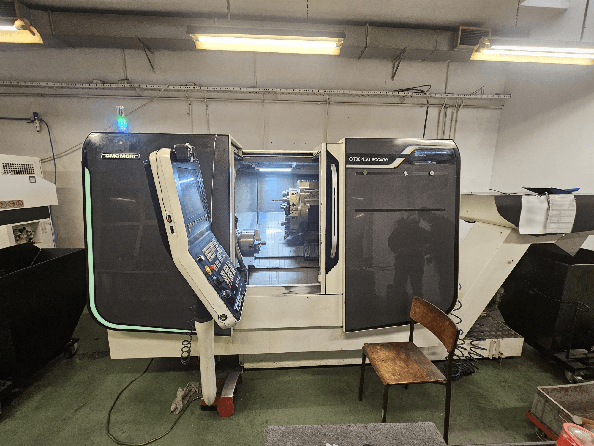 DMG MORI CTX 450 ecoline | CNC machine vooraanzicht met bedieningspaneel, zichtbare spindel en gereedschaphouder in de kamer.