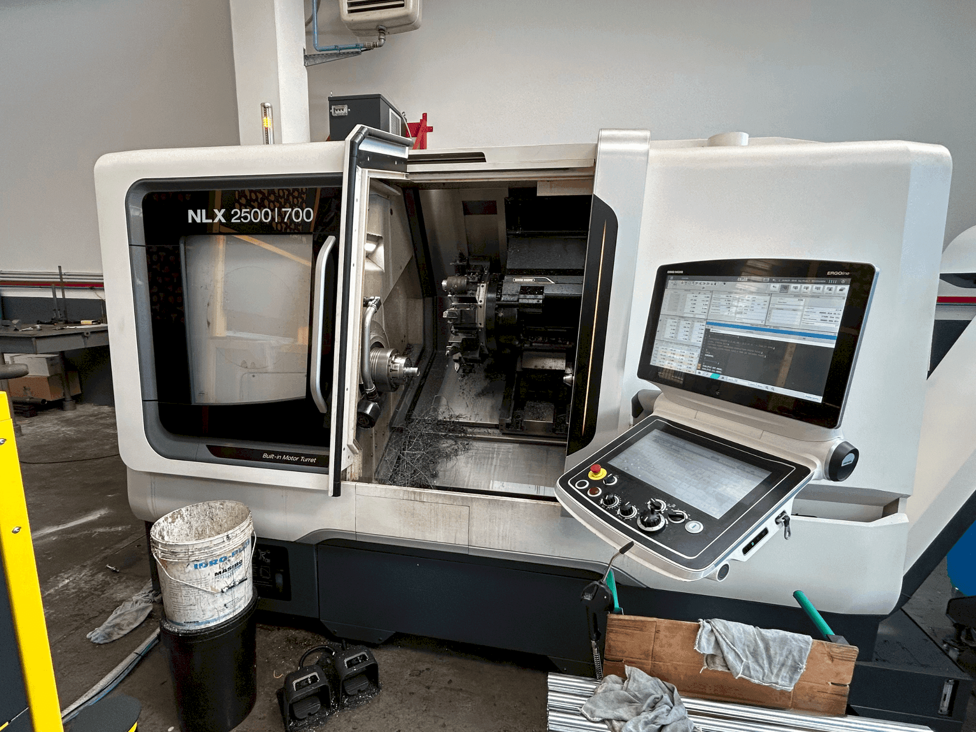 Vooraanzicht van DMG MORI NLX 2500 Y / 700 machine