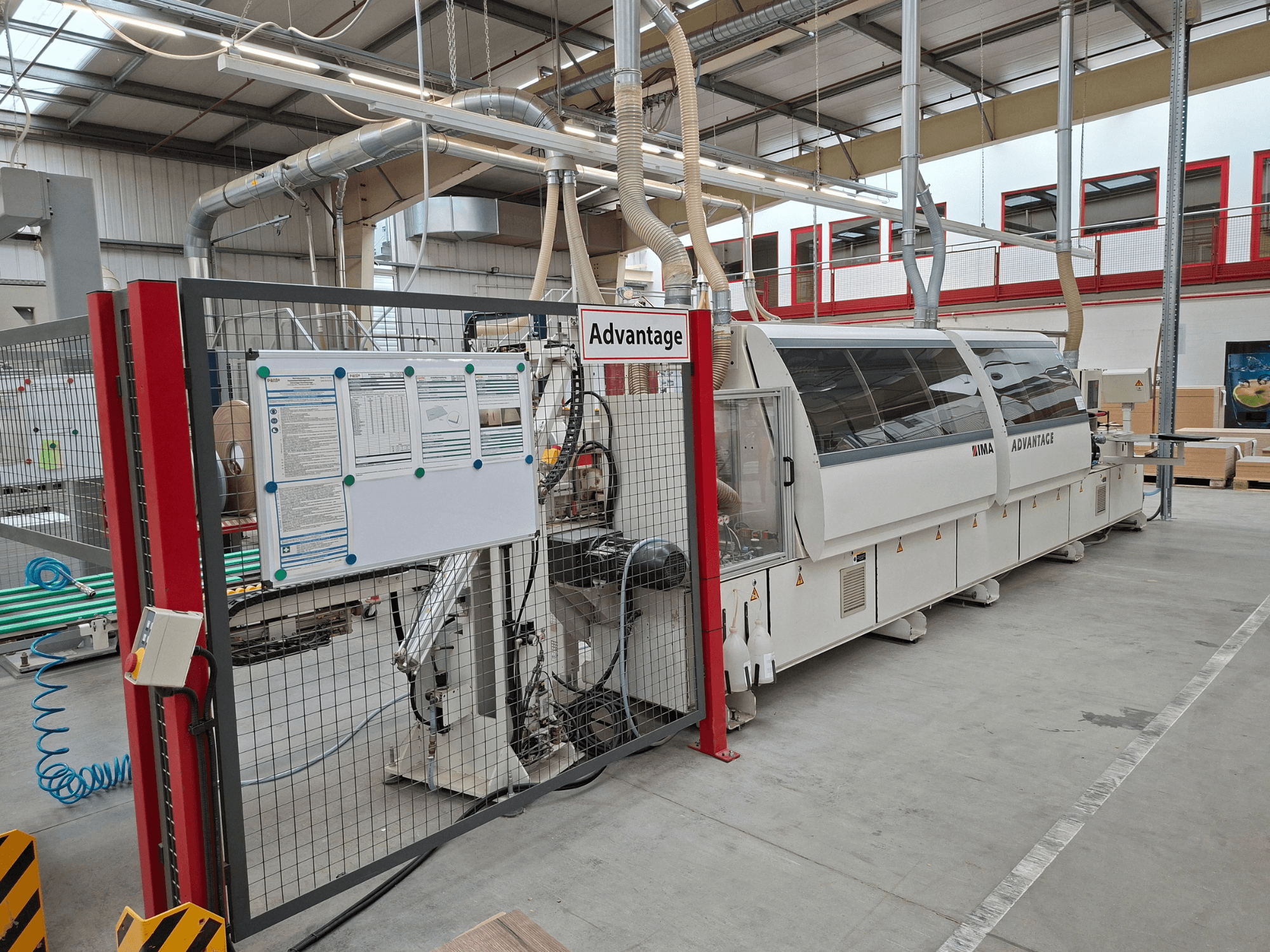 IMA Advantage 600 kantenbewerkingsmachine gezien vanaf de voorkant, met veiligheidshek en bedieningspaneel in een werkplaats.