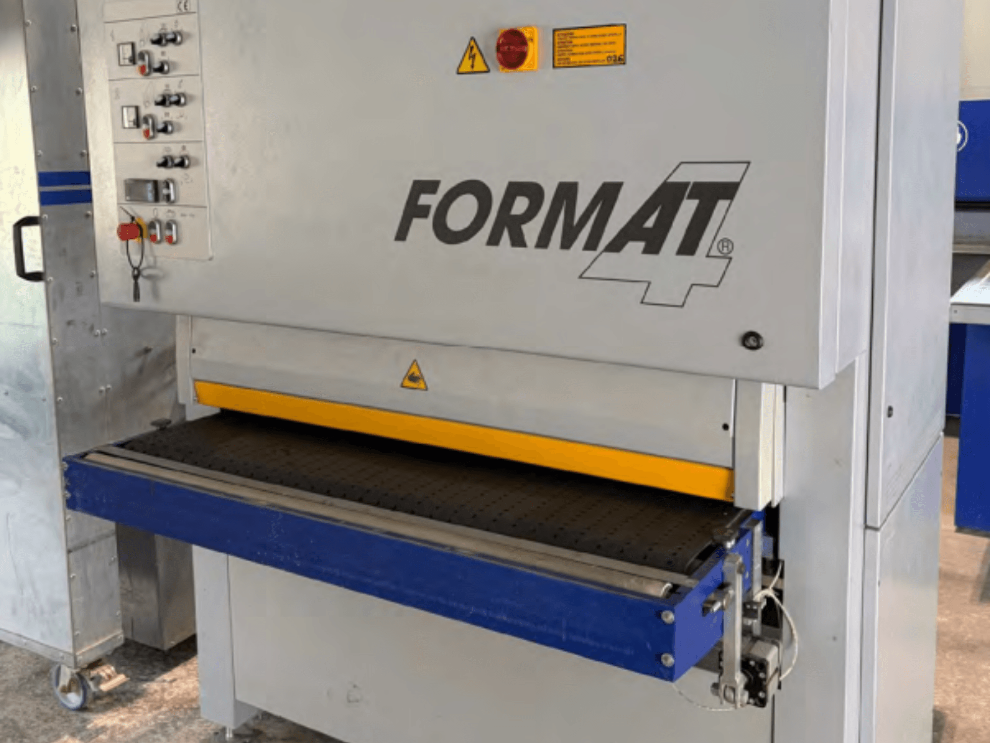 FORMAT4 Finish 1302 bandschuurmachine, afgebeeld in vooraanzicht, met bedieningspaneel, gele schuurband en blauwe transporttafel.
