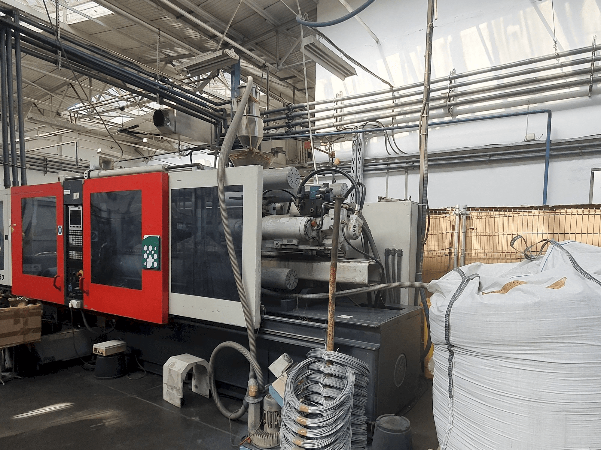 Vooraanzicht van FERROMATIK MILACRON MAXIMA MV 350 machine