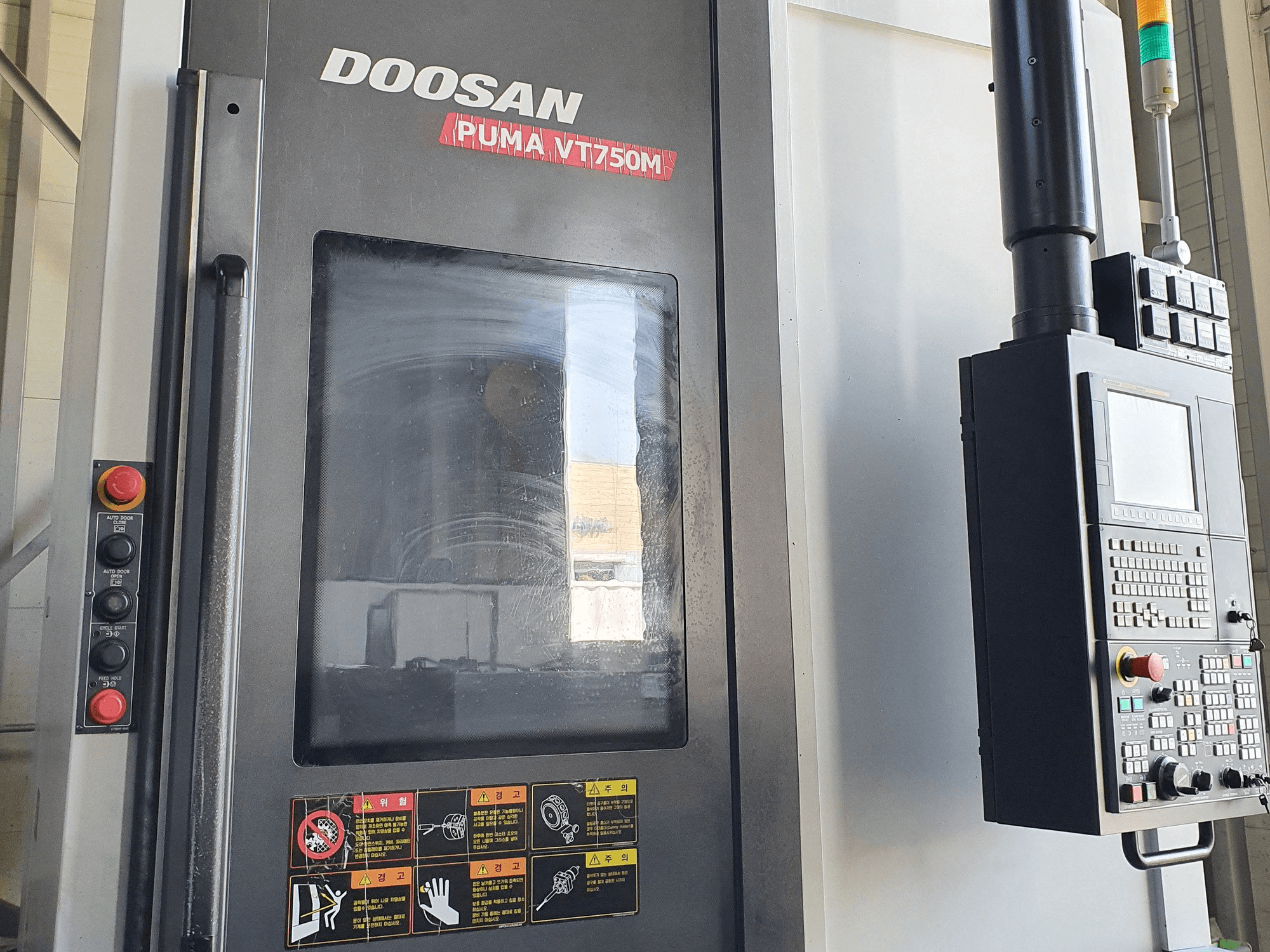 Vooraanzicht van Doosan VT750M machine