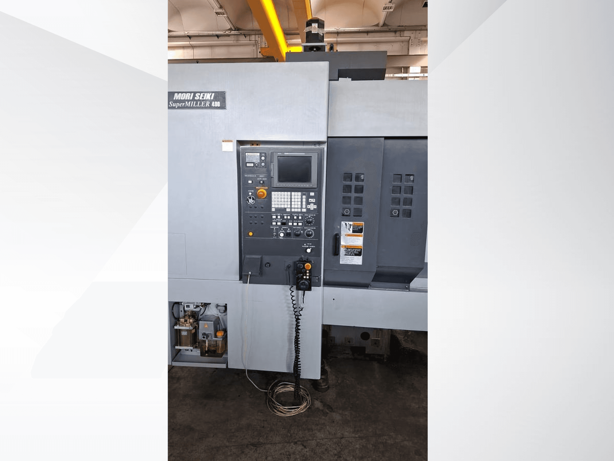 MORI SEIKI ZV 400 SUPER MILLER verticaal bewerkingscentrum, vooraanzicht met bedieningspaneel en bedieningsknoppen.