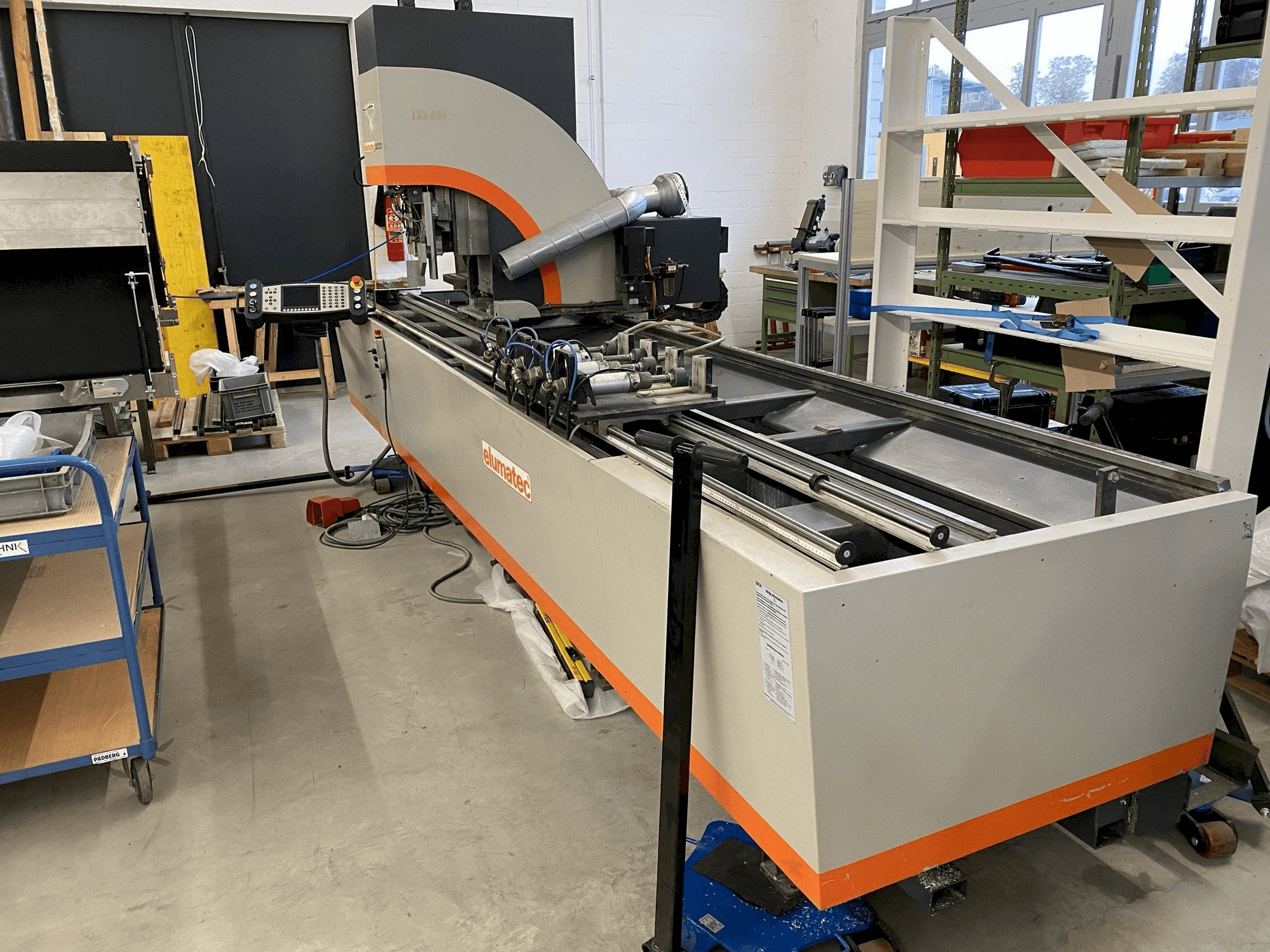 Vooraanzicht van Elumatec SBZ 122/3 machine