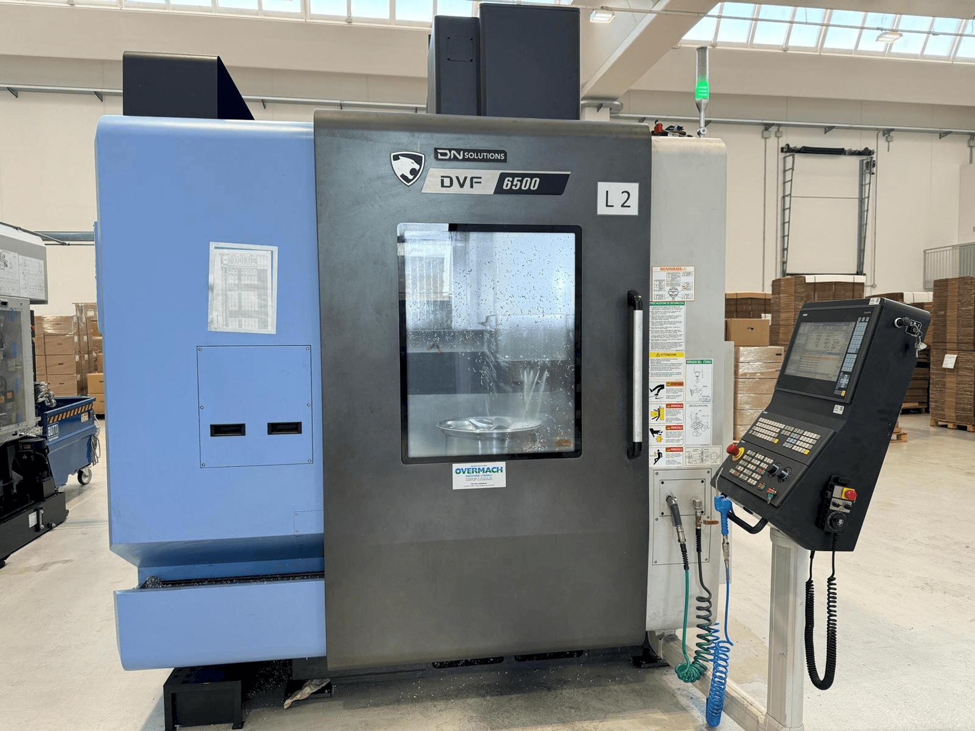 Vooraanzicht van DN SOLUTIONS DVF 6500 machine