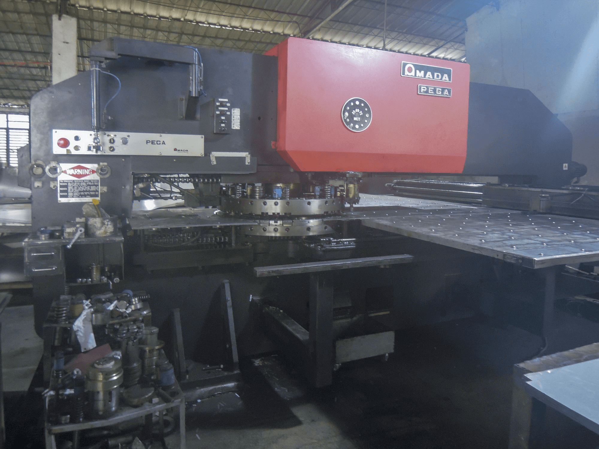 Vooraanzicht van AMADA PEGA 367 machine