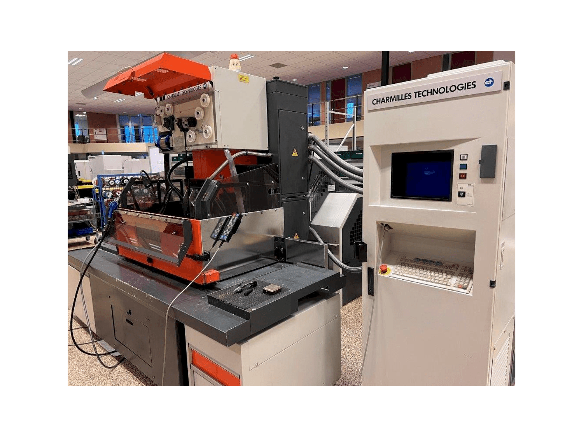 Vooraanzicht van CHARMILLES Robofil FI6020 CSL2 machine