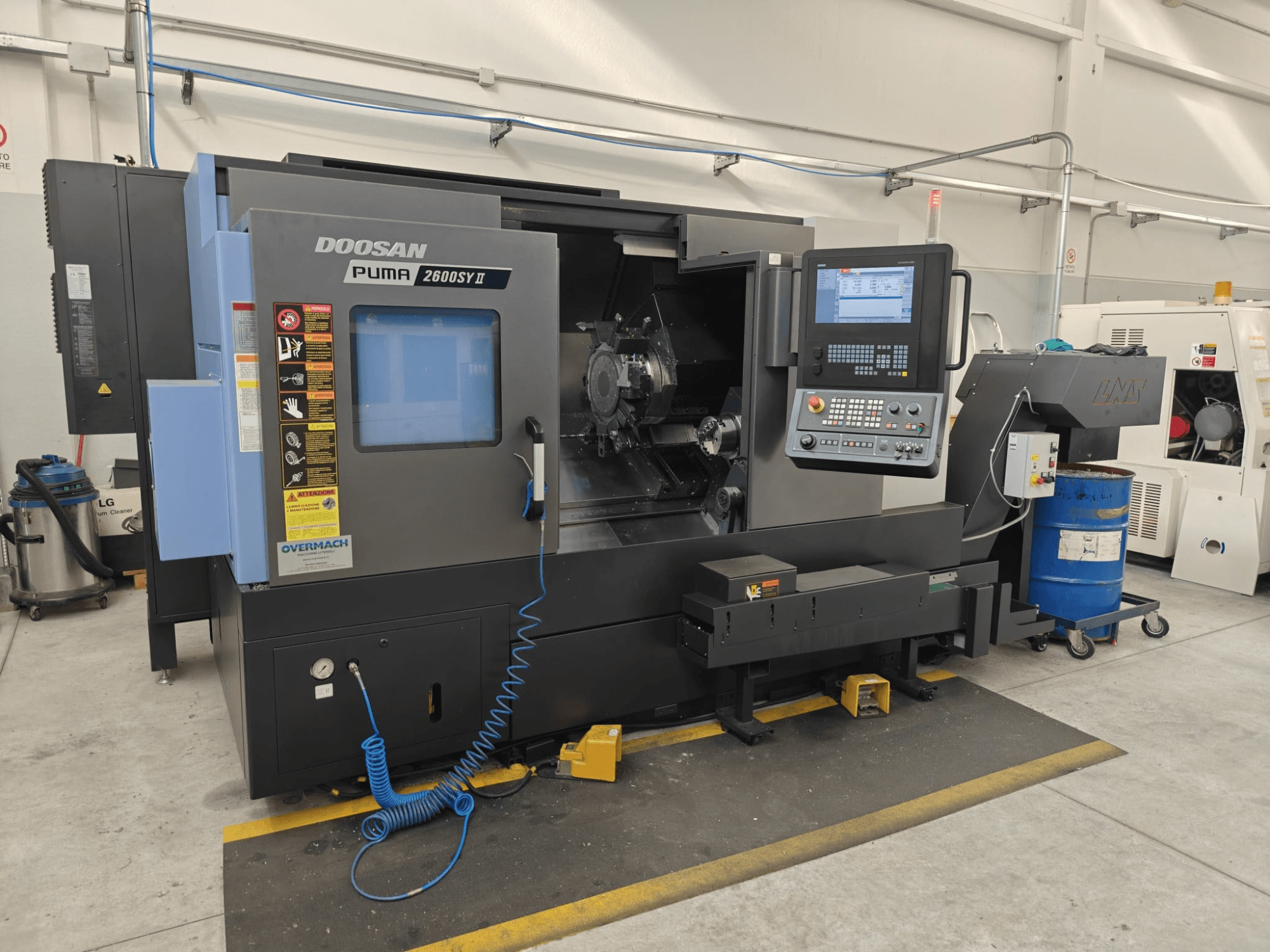 DOOSAN Puma 2600 SY II horizontale draaimachine, vooraanzicht, met bedieningspaneel en bedrijfsindicatoren.