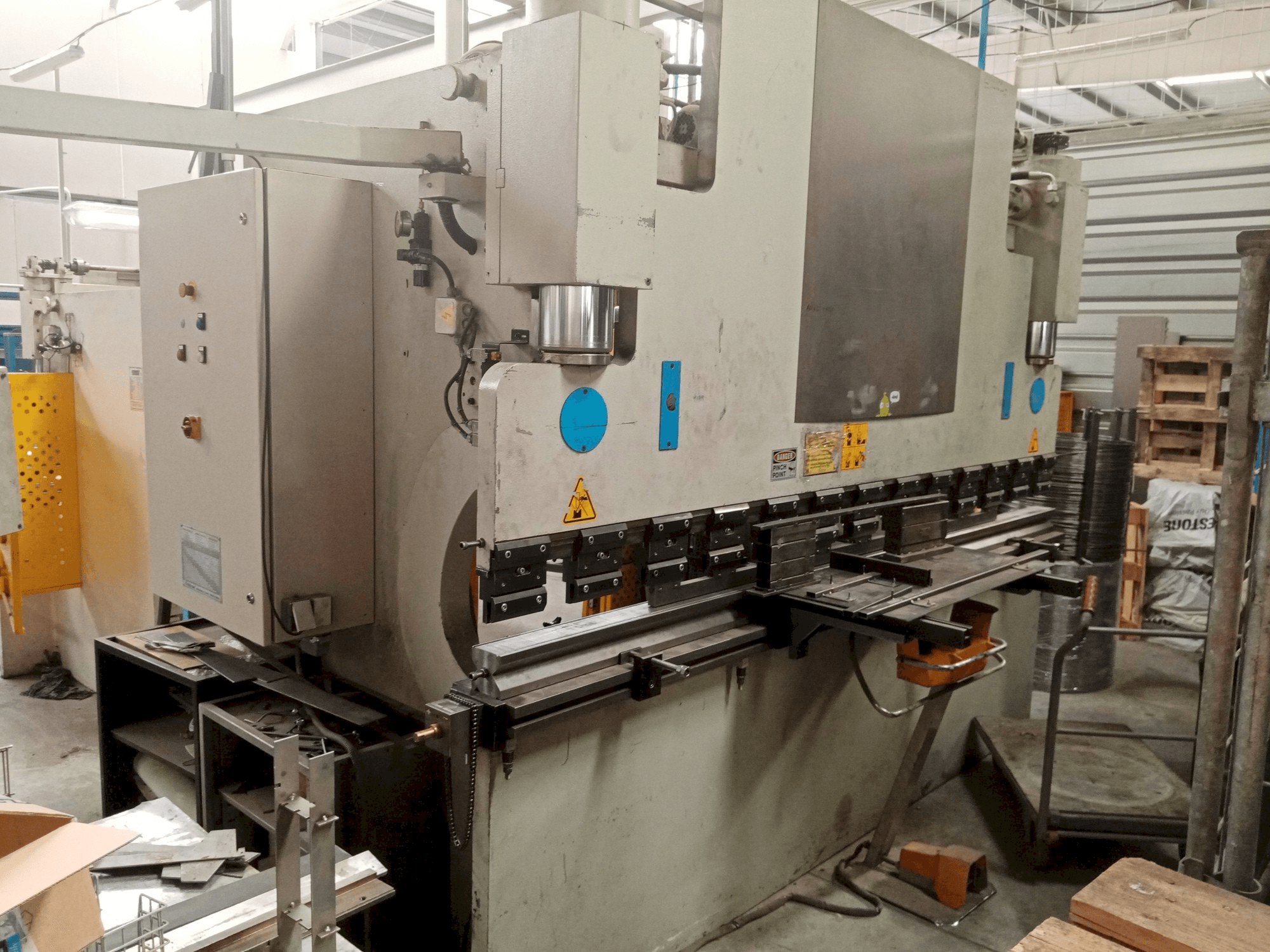 Vooraanzicht van ERMAKSAN AP 3100-120 machine