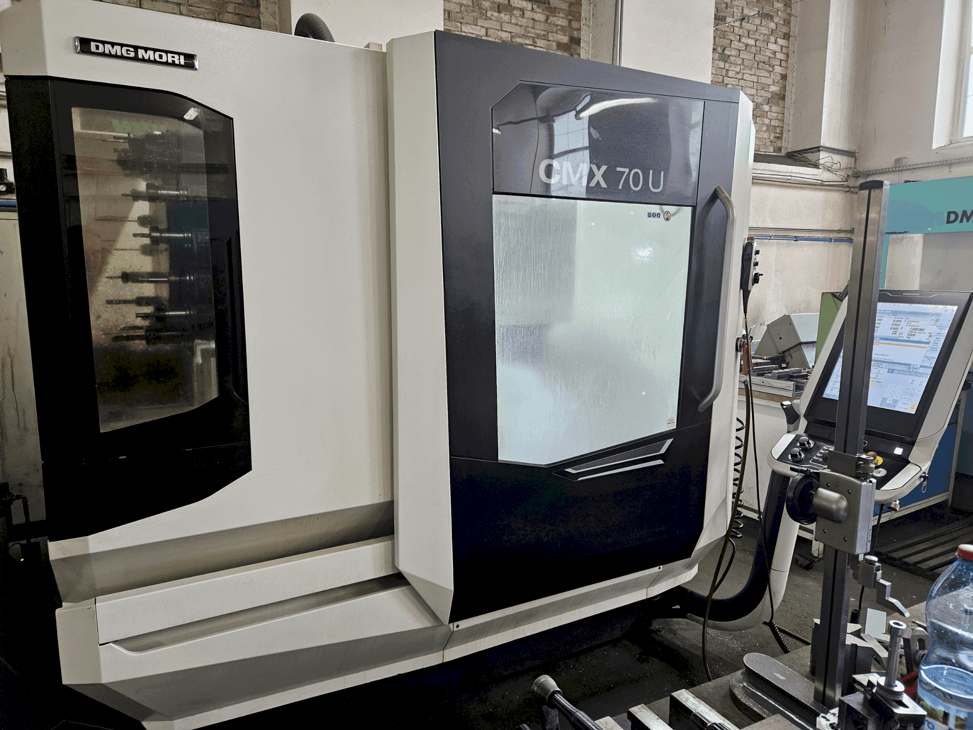 Vooraanzicht van DMG MORI CMX 70U machine