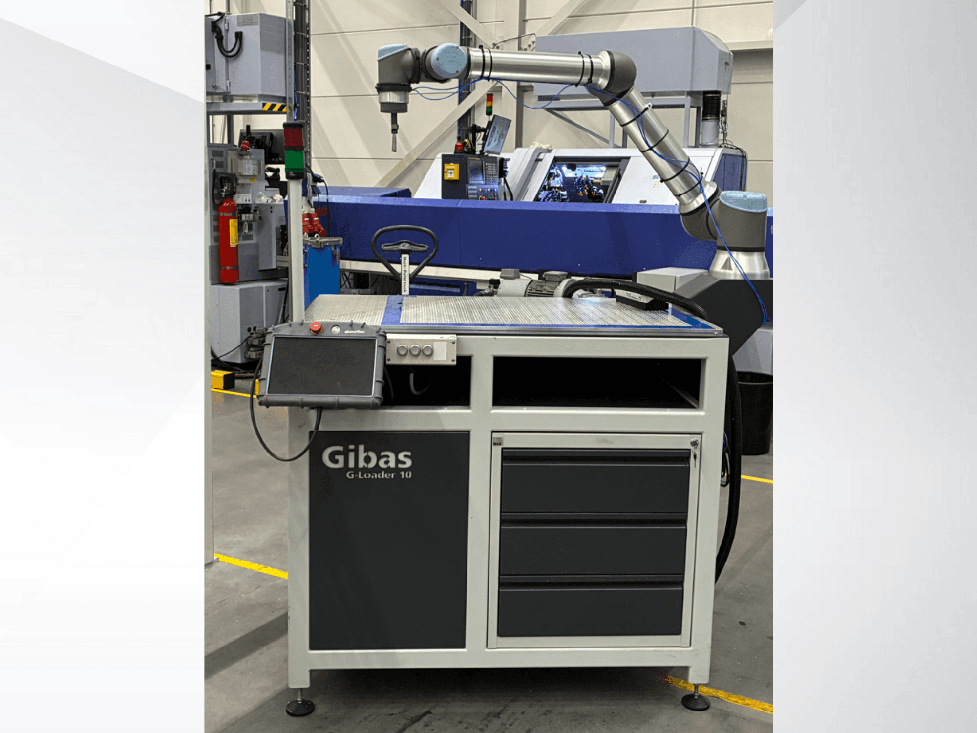 Gibas G-Loader 10 met robotarm, vooraanzicht; voorzien van touchscreenbediening en ladeopslag in industriële omgeving.