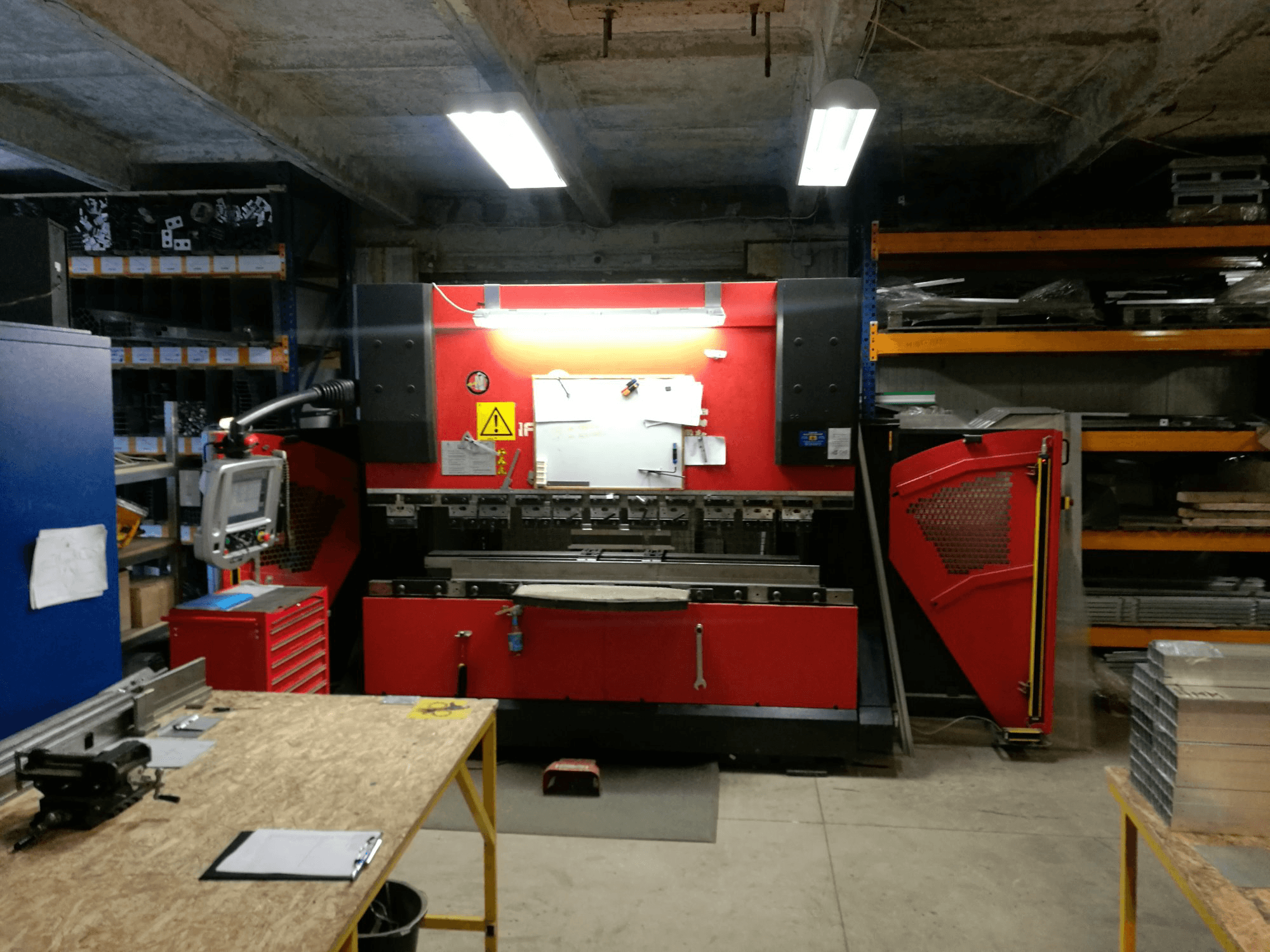 Vooraanzicht van AMADA HFP 80-25 machine