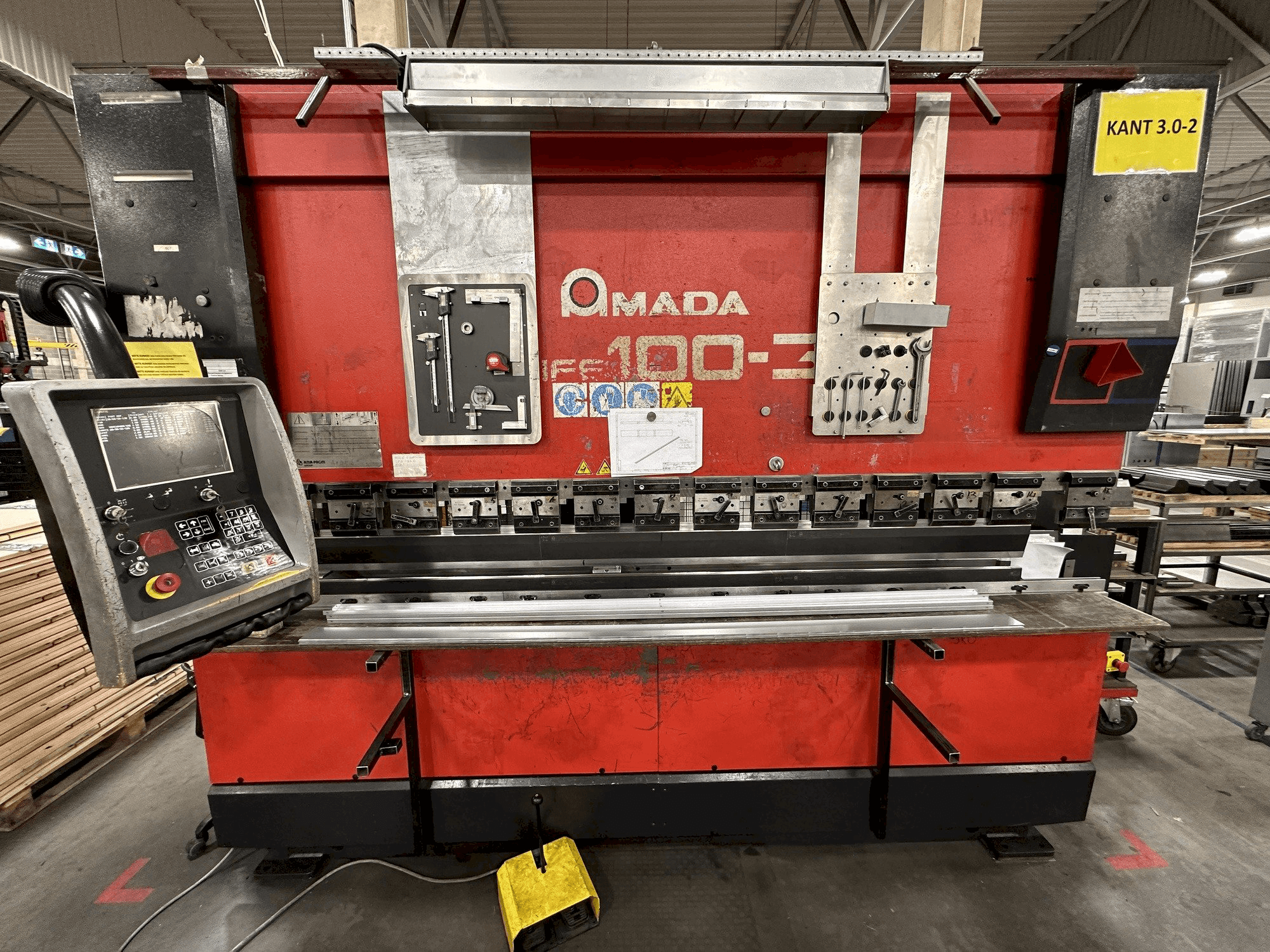 Vooraanzicht van AMADA HFE 100-3 machine