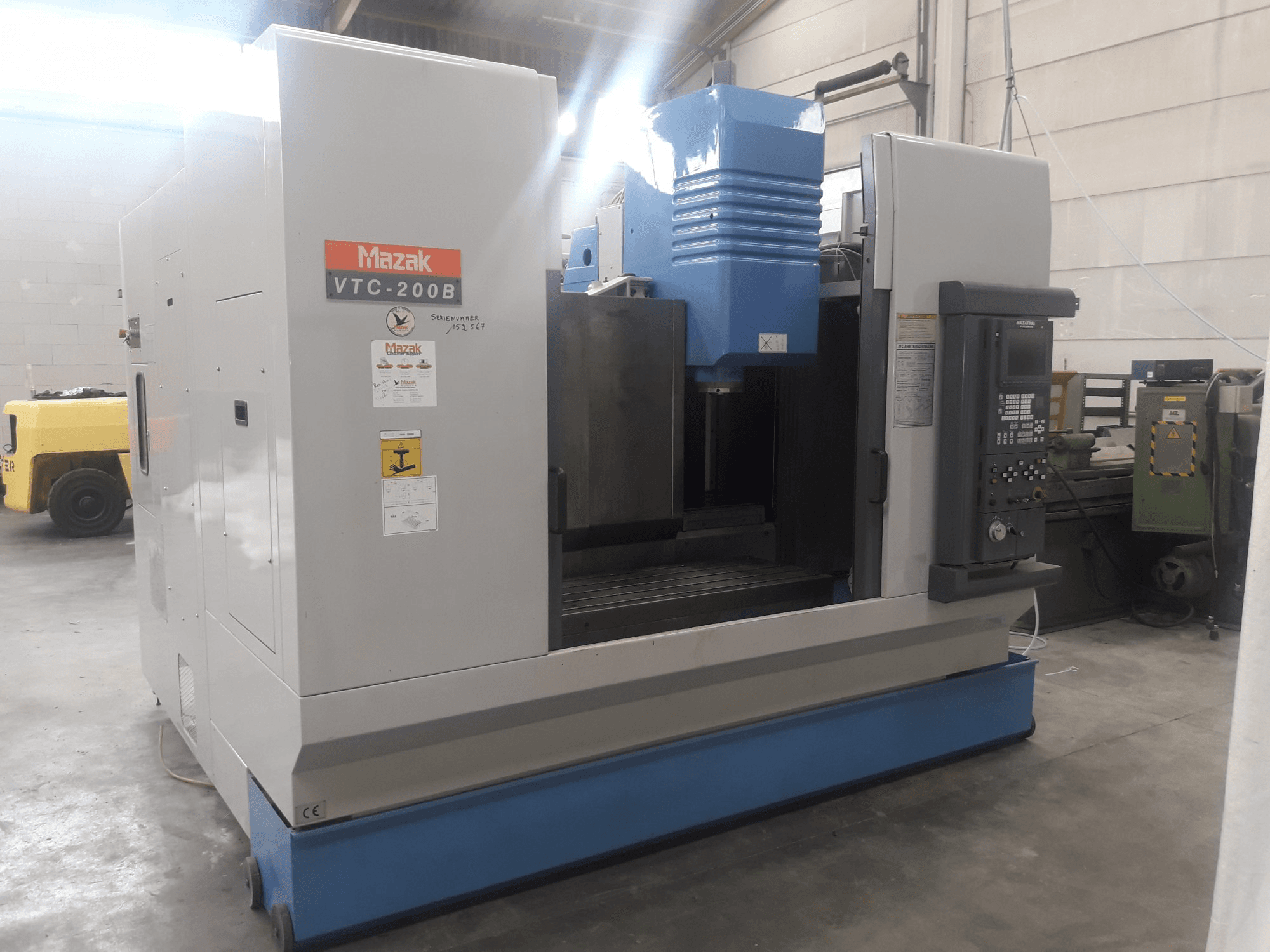 Vooraanzicht van Mazak VTC-200B machine