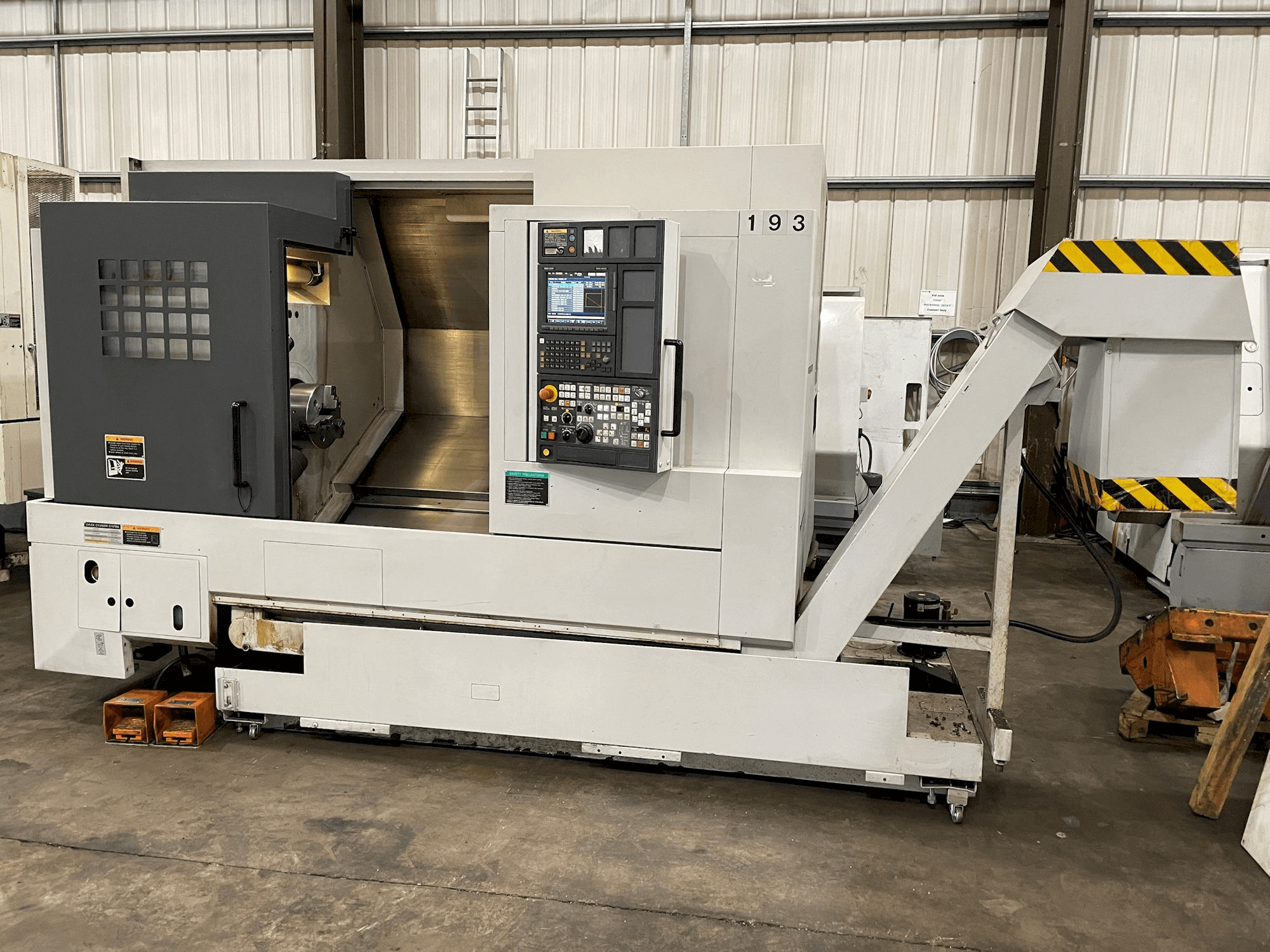 Vooraanzicht van MORI SEIKI NL 2500/700 machine