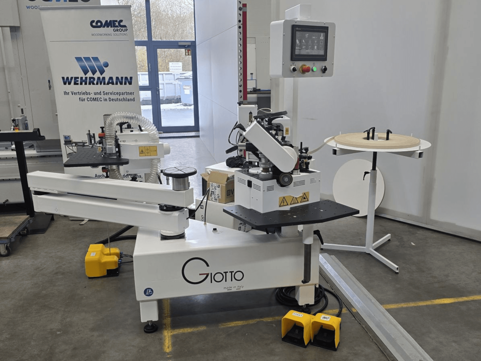 Giotto houtbewerkingsmachine met bedieningspaneel, zijaanzicht, inclusief voetpedalen en draaiend werkblad.