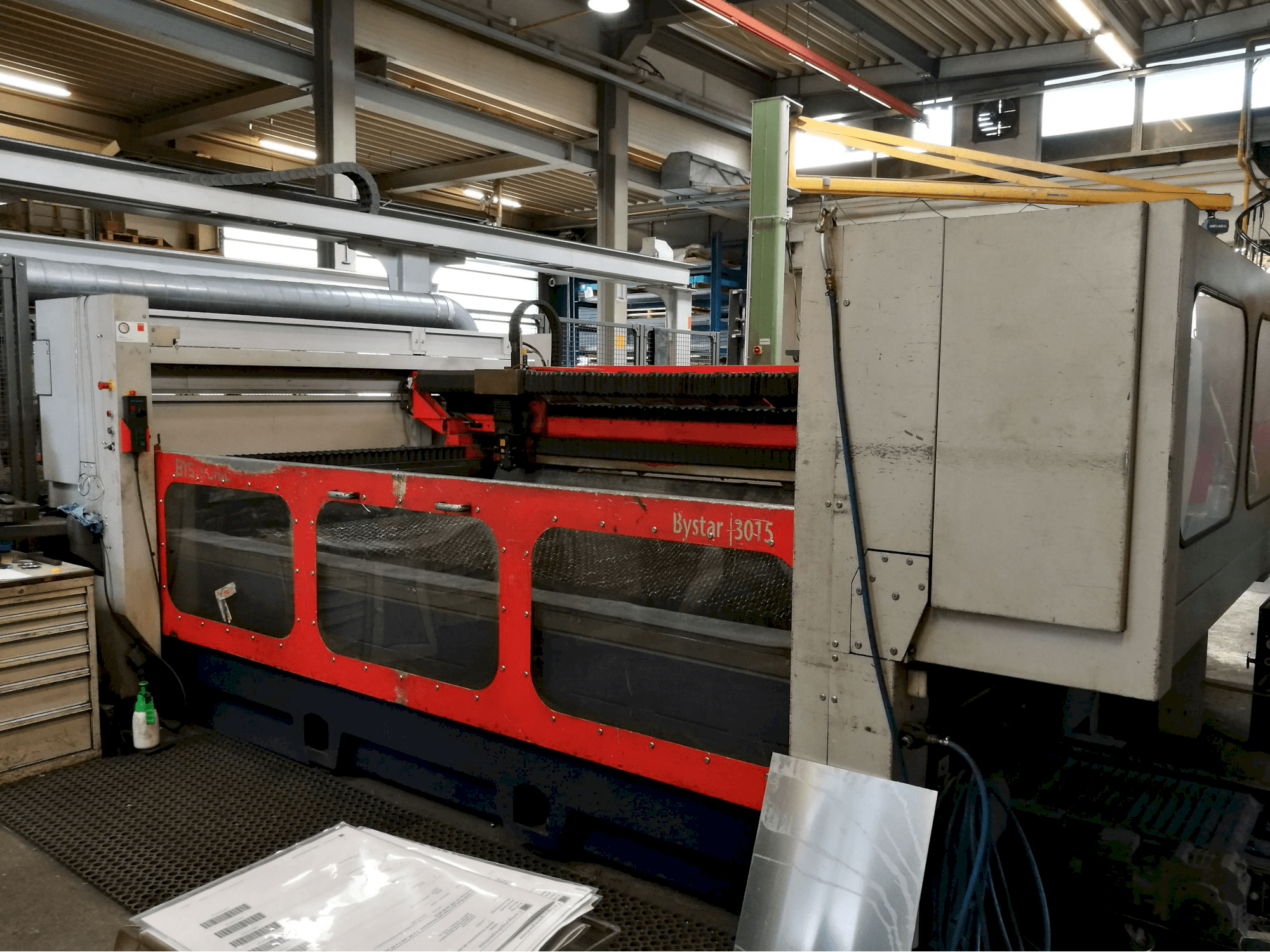 Recht aanzicht van Bystronic Bystar 3015 machine