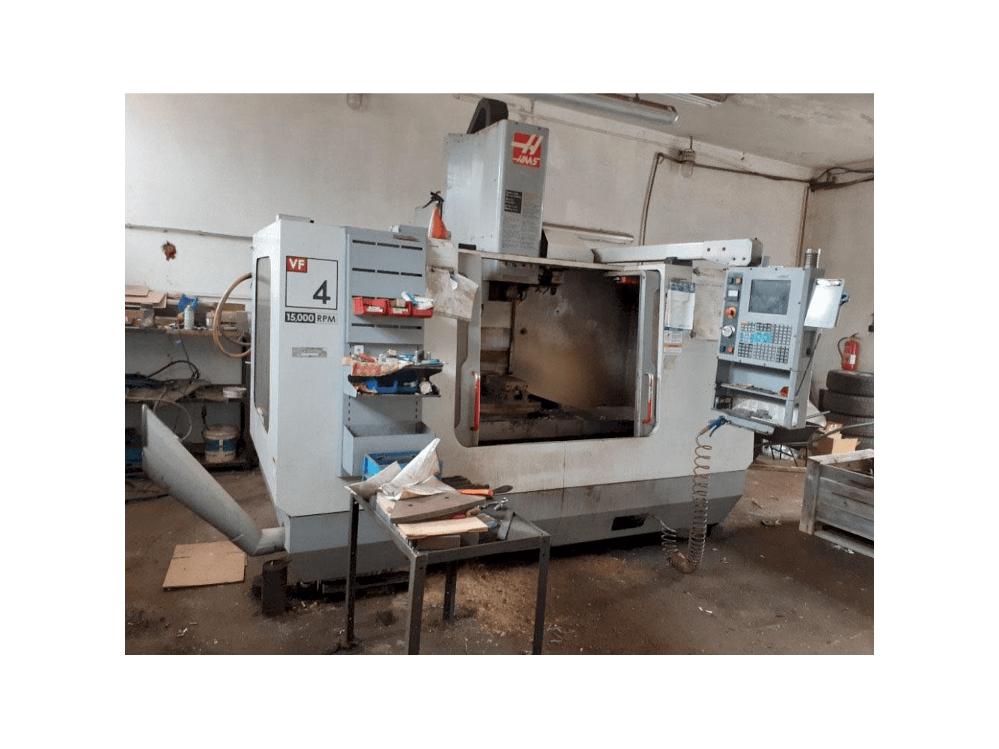 Vooraanzicht van HAAS VF-4 DHE machine