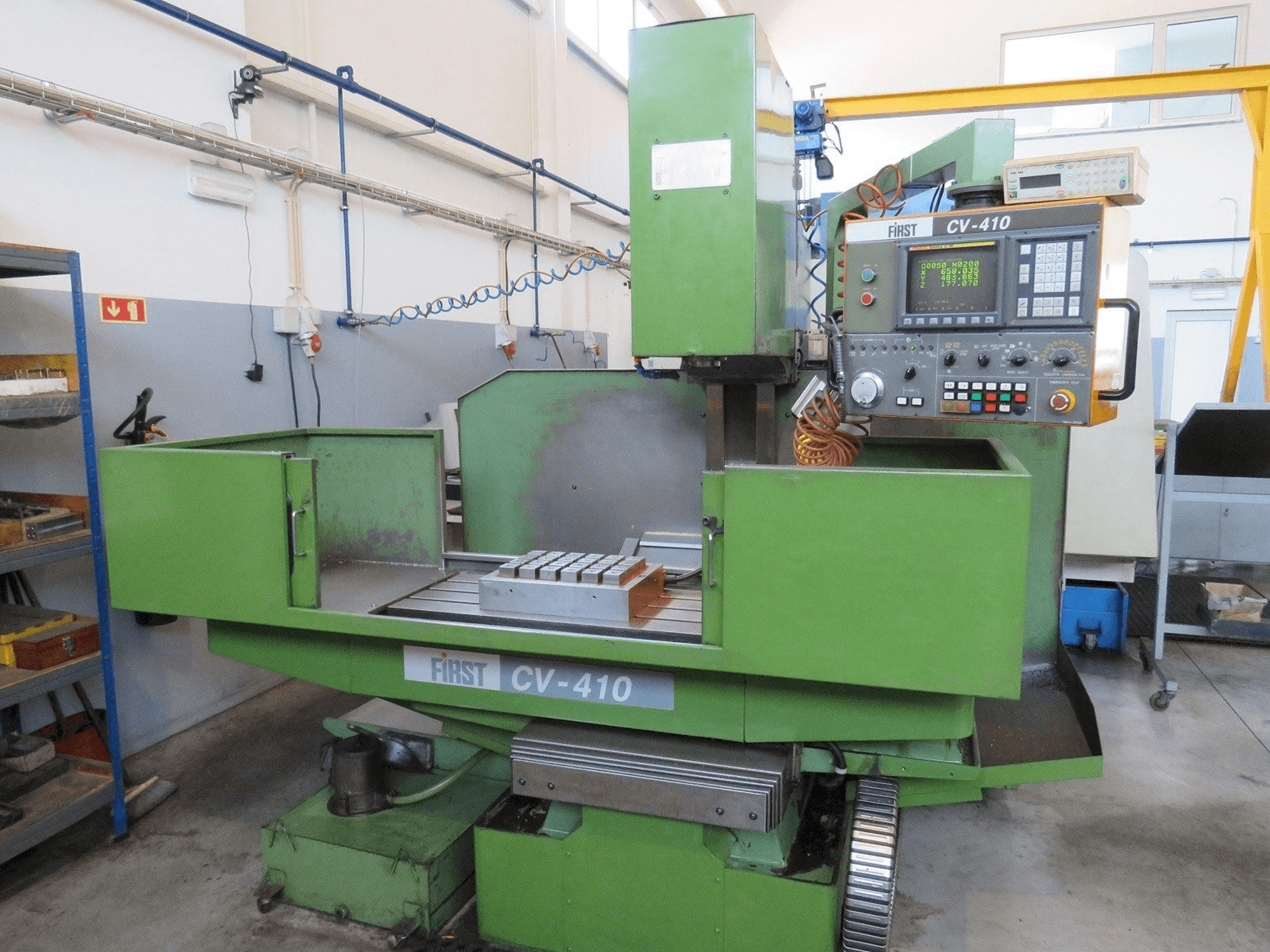 Vooraanzicht van FIRST CV-410 machine