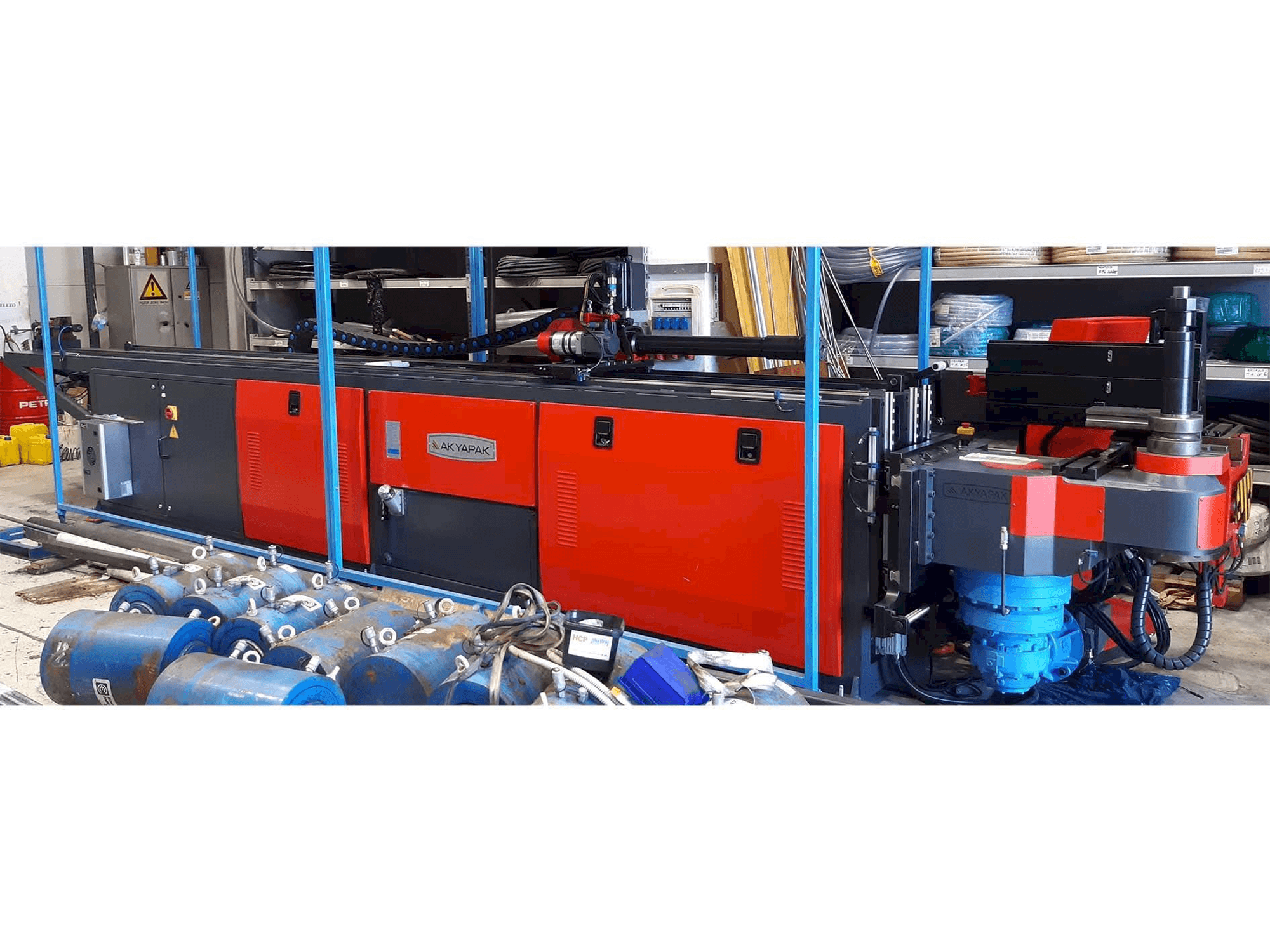 Vooraanzicht van Akyapak ABM 76 CNC3 machine