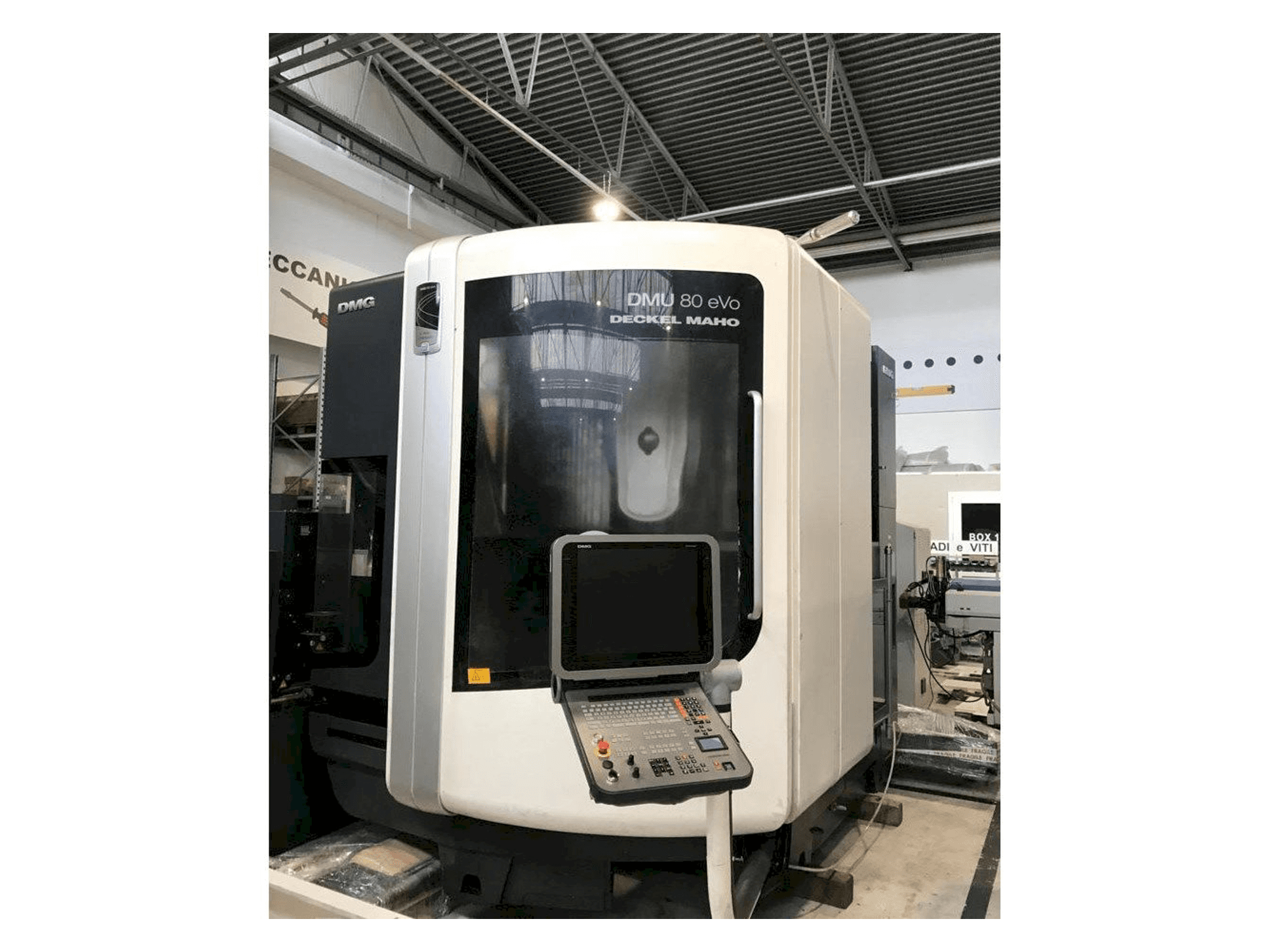 Vooraanzicht van DMG MORI DMU 80 EVO machine