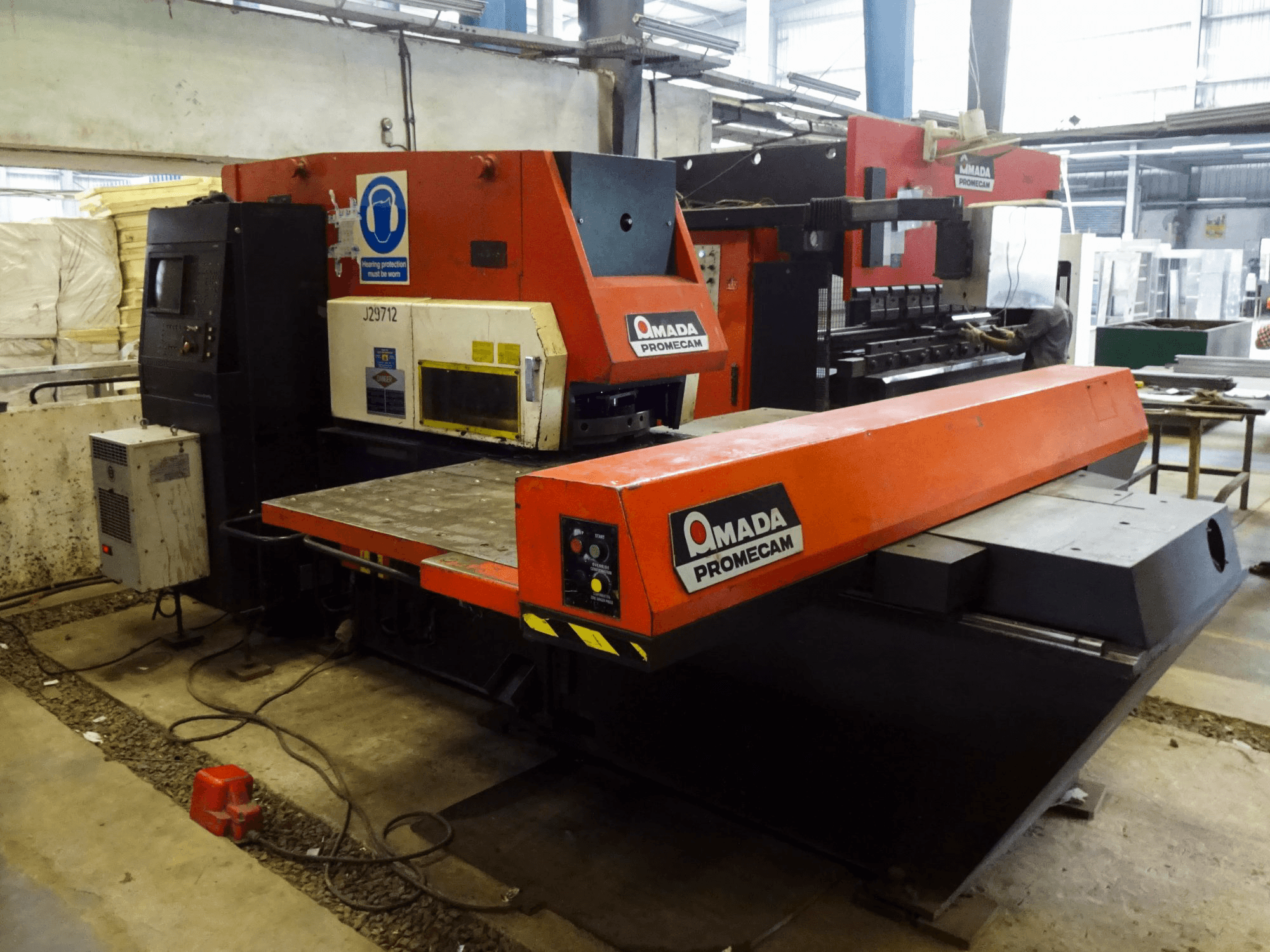 Links zicht van AMADA ARIES 245 machine