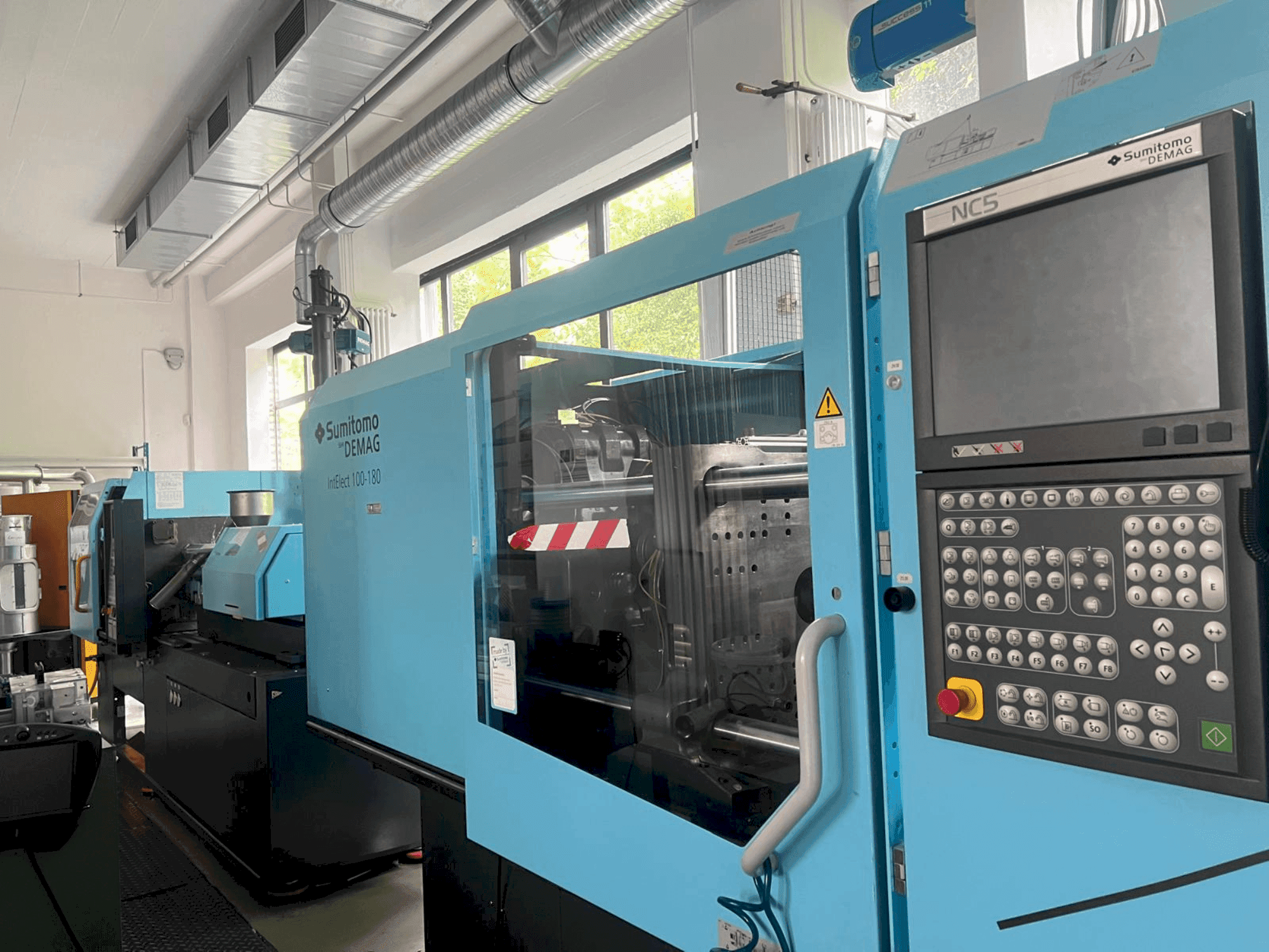 Vooraanzicht van SUMITOMO SHI DEMAG IntElect 100/470-180 machine