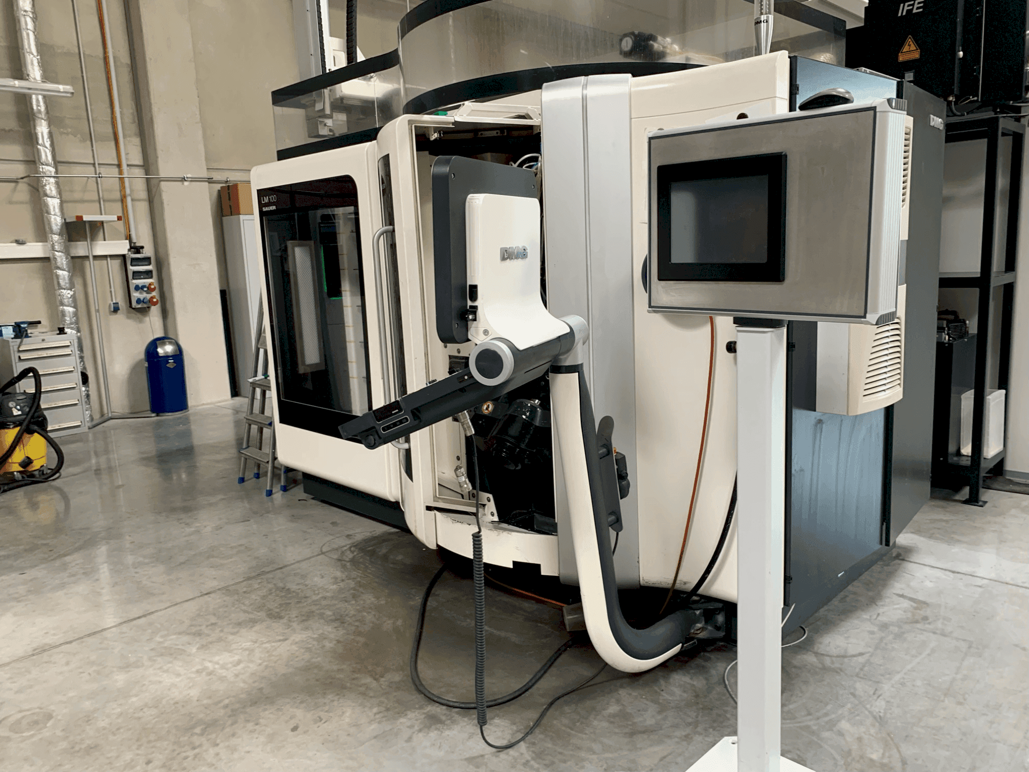 Vooraanzicht van DMG Ultra Sonic 20 linear machine