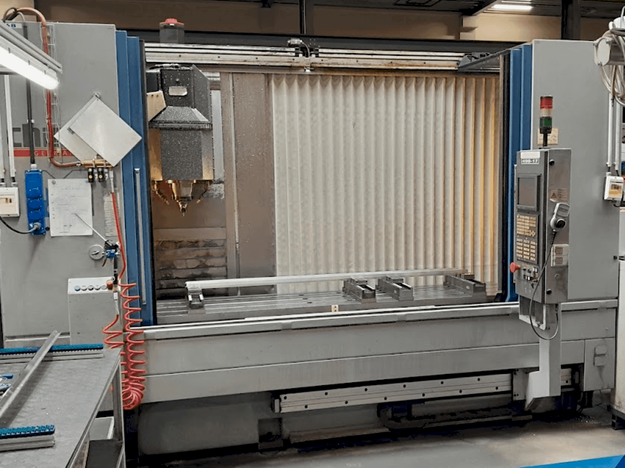 Vooraanzicht van CHIRON MILL 2000 machine