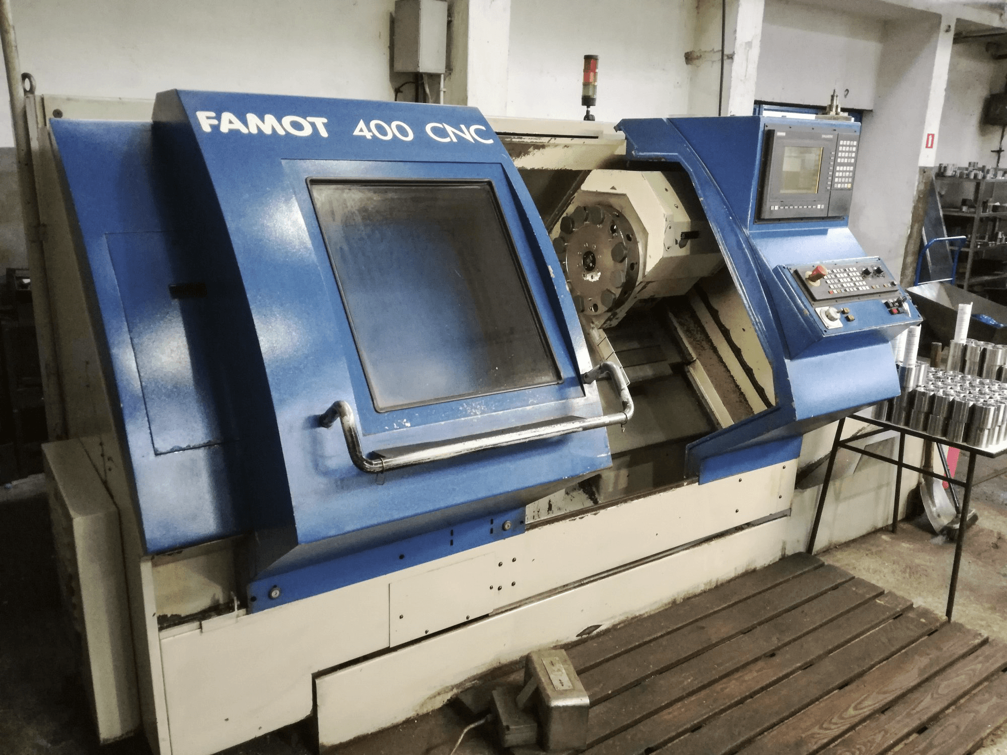 Links zicht van FAMOT CNC 400 machine