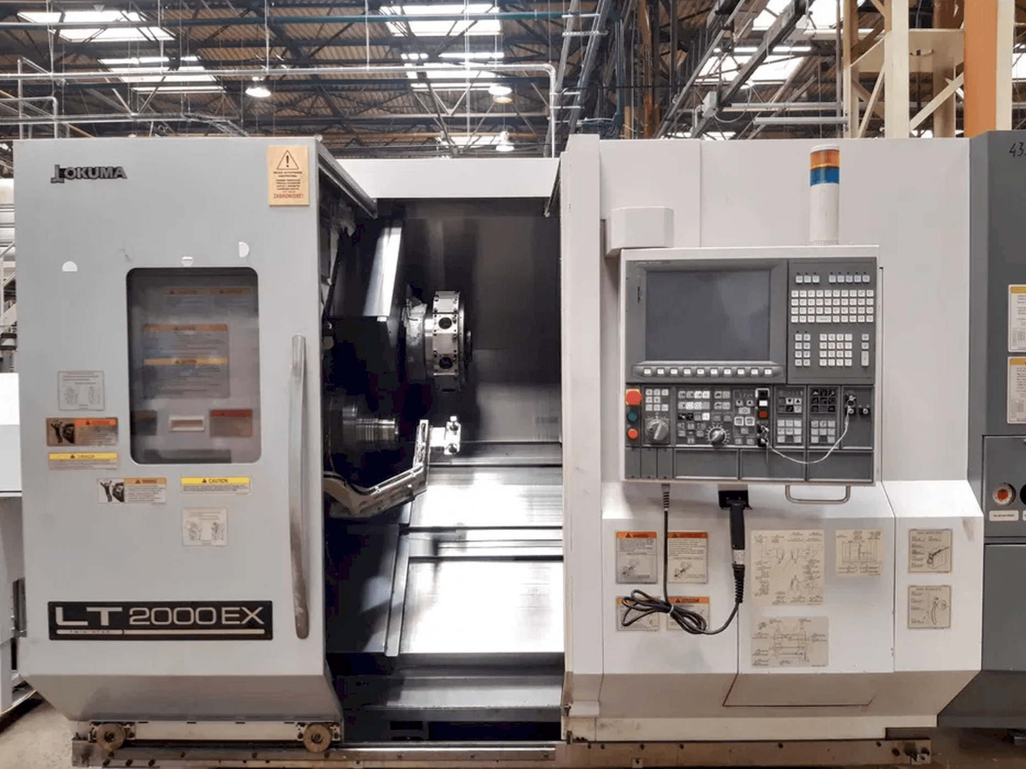 Vooraanzicht van Okuma LT2000 EX machine