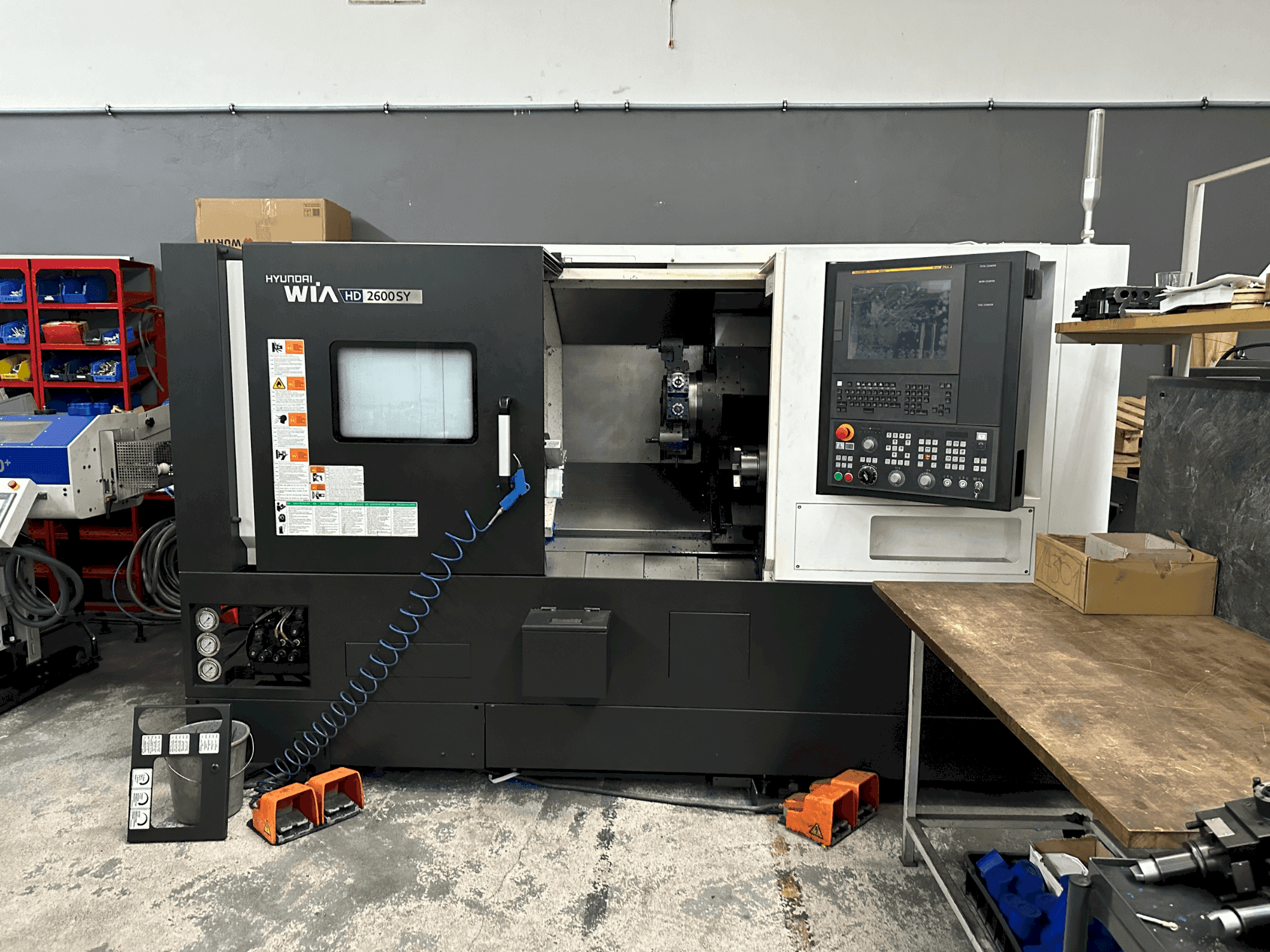 Vooraanzicht van Hyundai Wia HD 2600SY machine