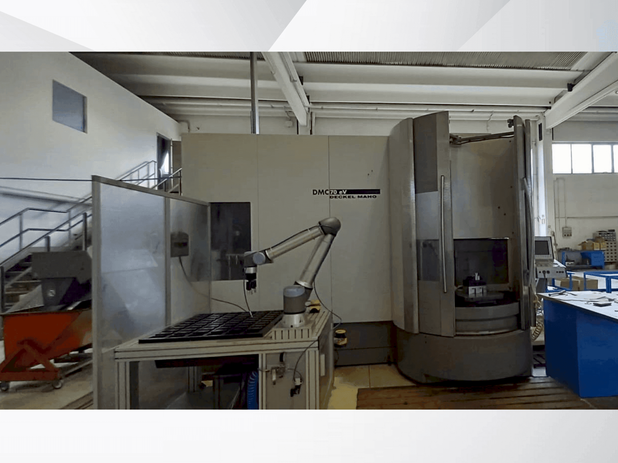 Vooraanzicht van DECKEL MAHO DMC 70 Evo machine