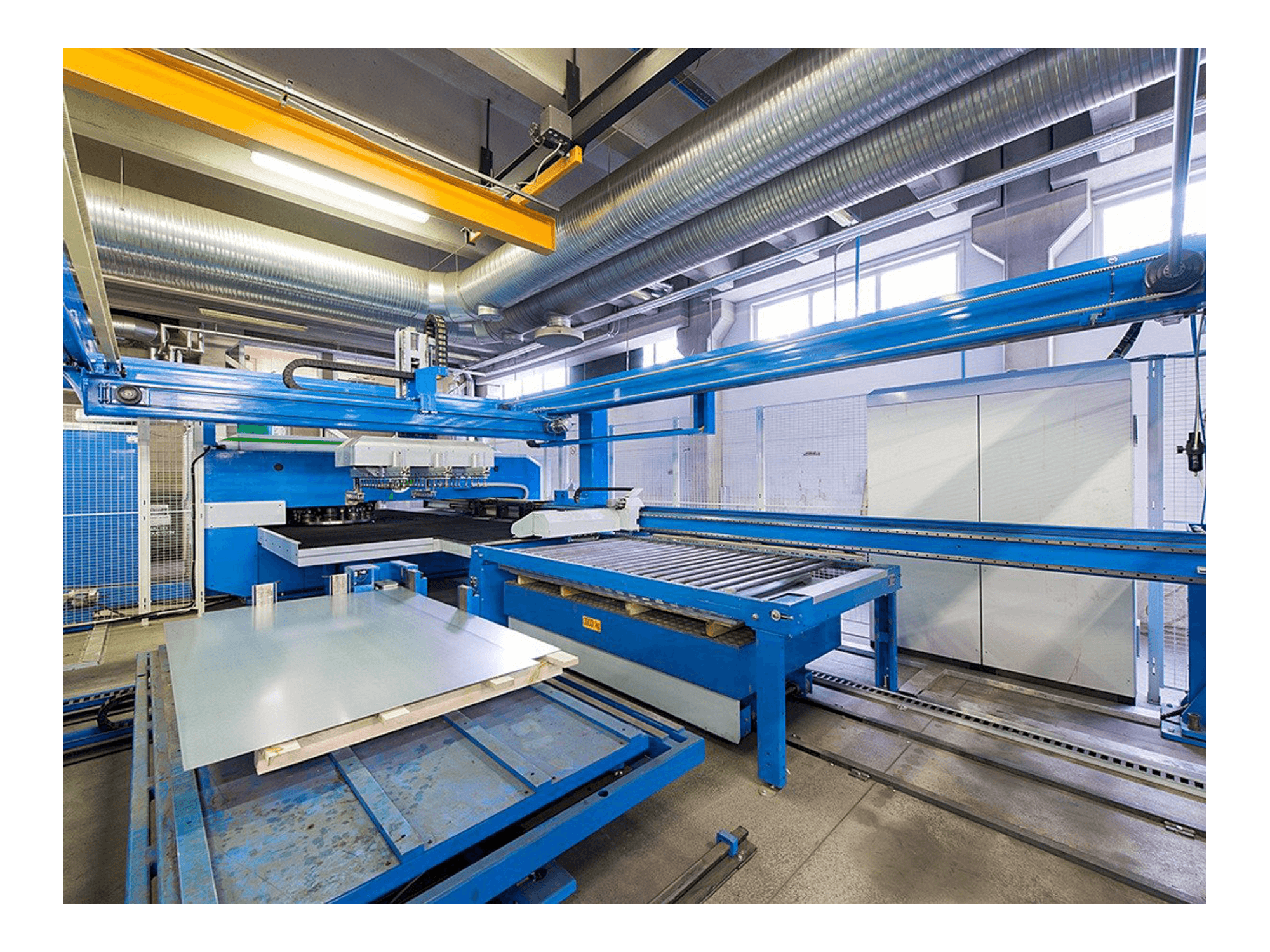 Linkerzijdeaanzicht van Finn-Power E 5 Lui machine